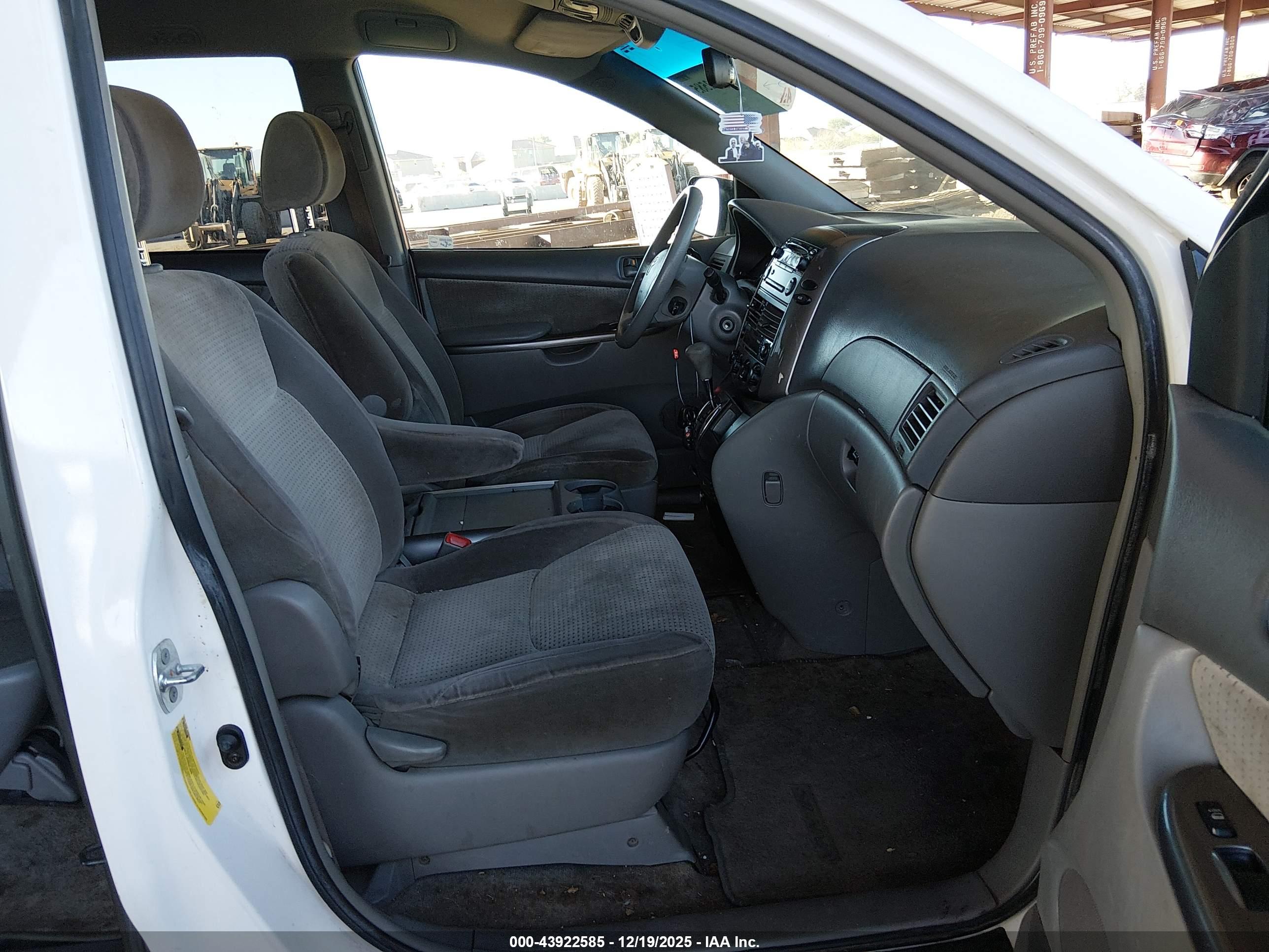TOYOTA SIENNA image 5