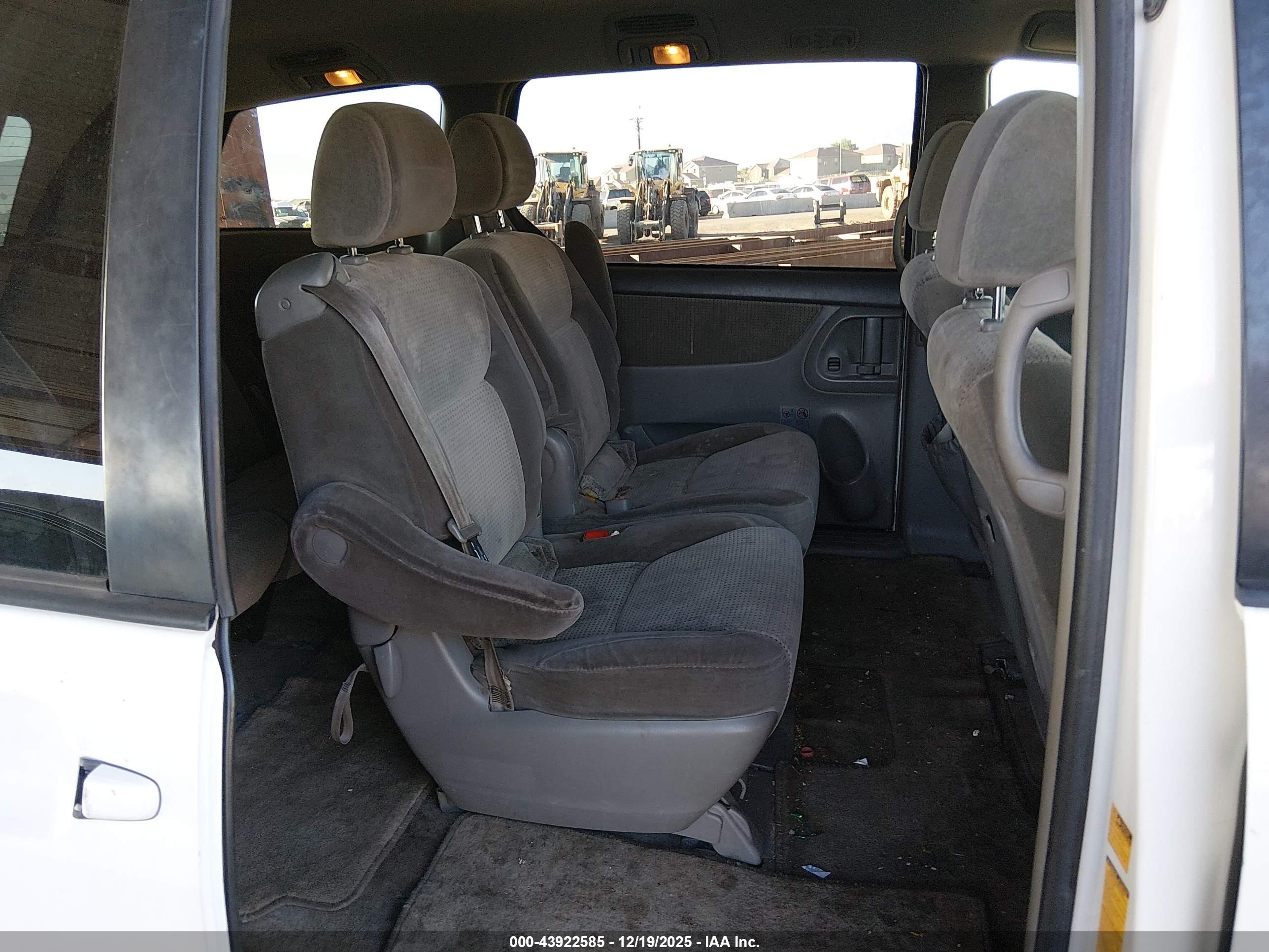 TOYOTA SIENNA image 8