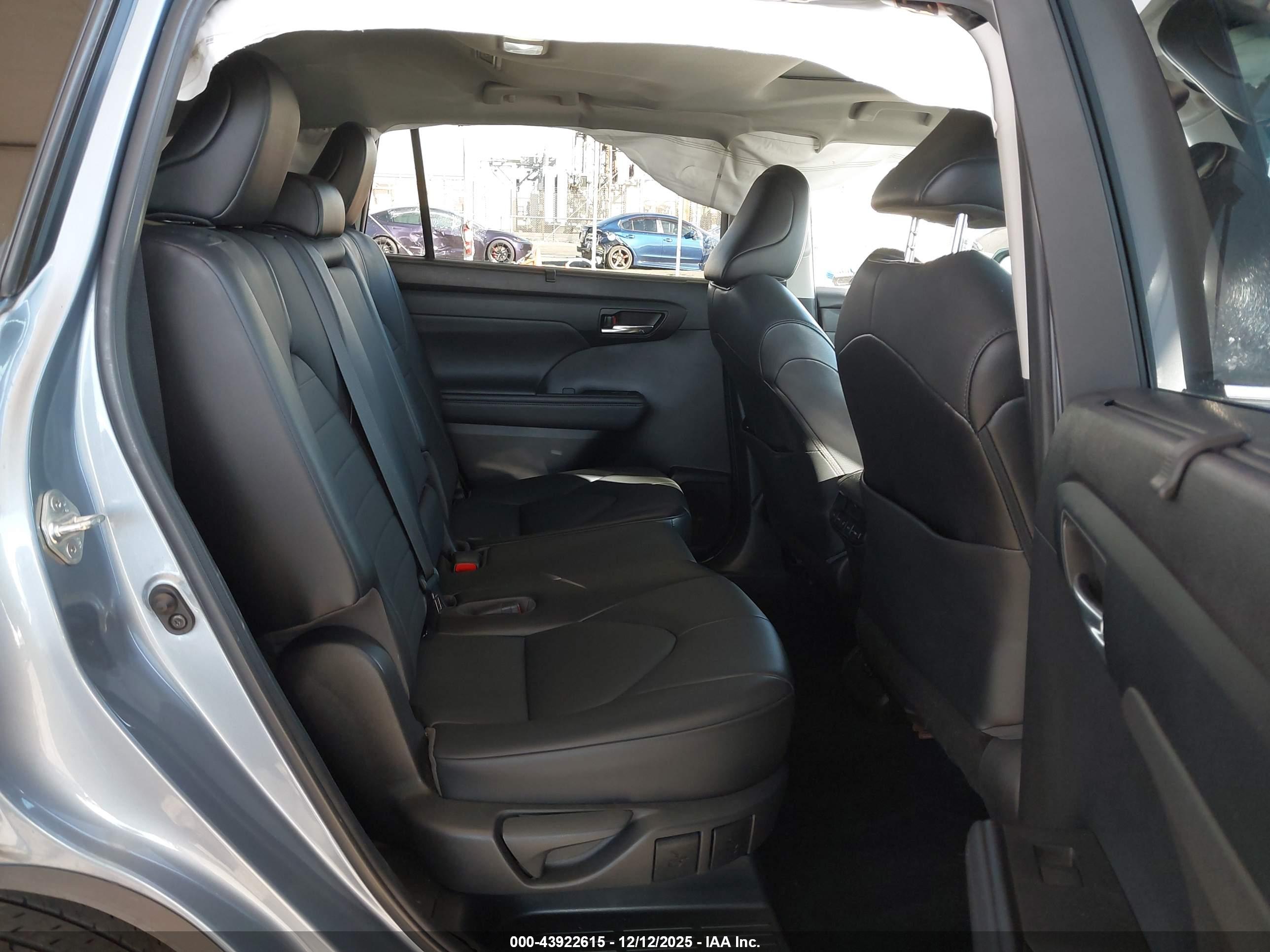 TOYOTA HIGHLANDER image 8