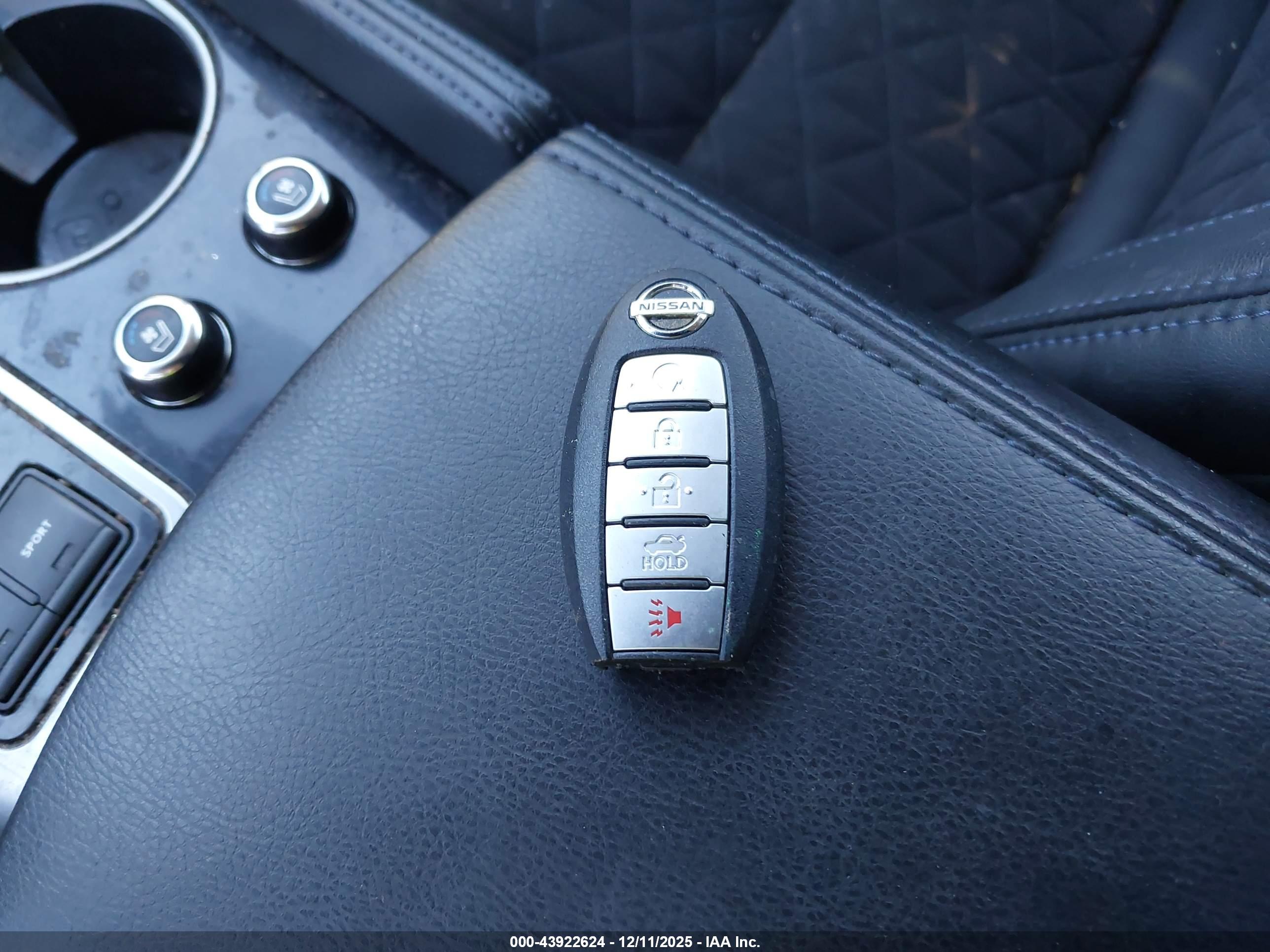 NISSAN MAXIMA image 11