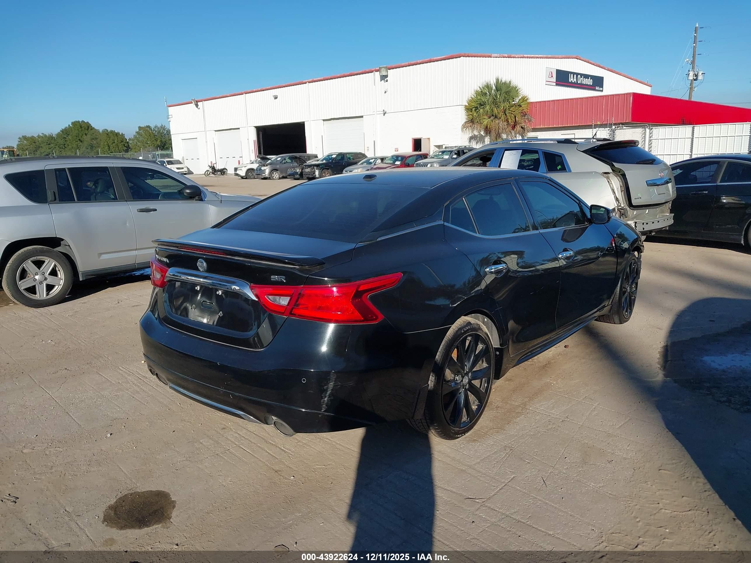 NISSAN MAXIMA image 4