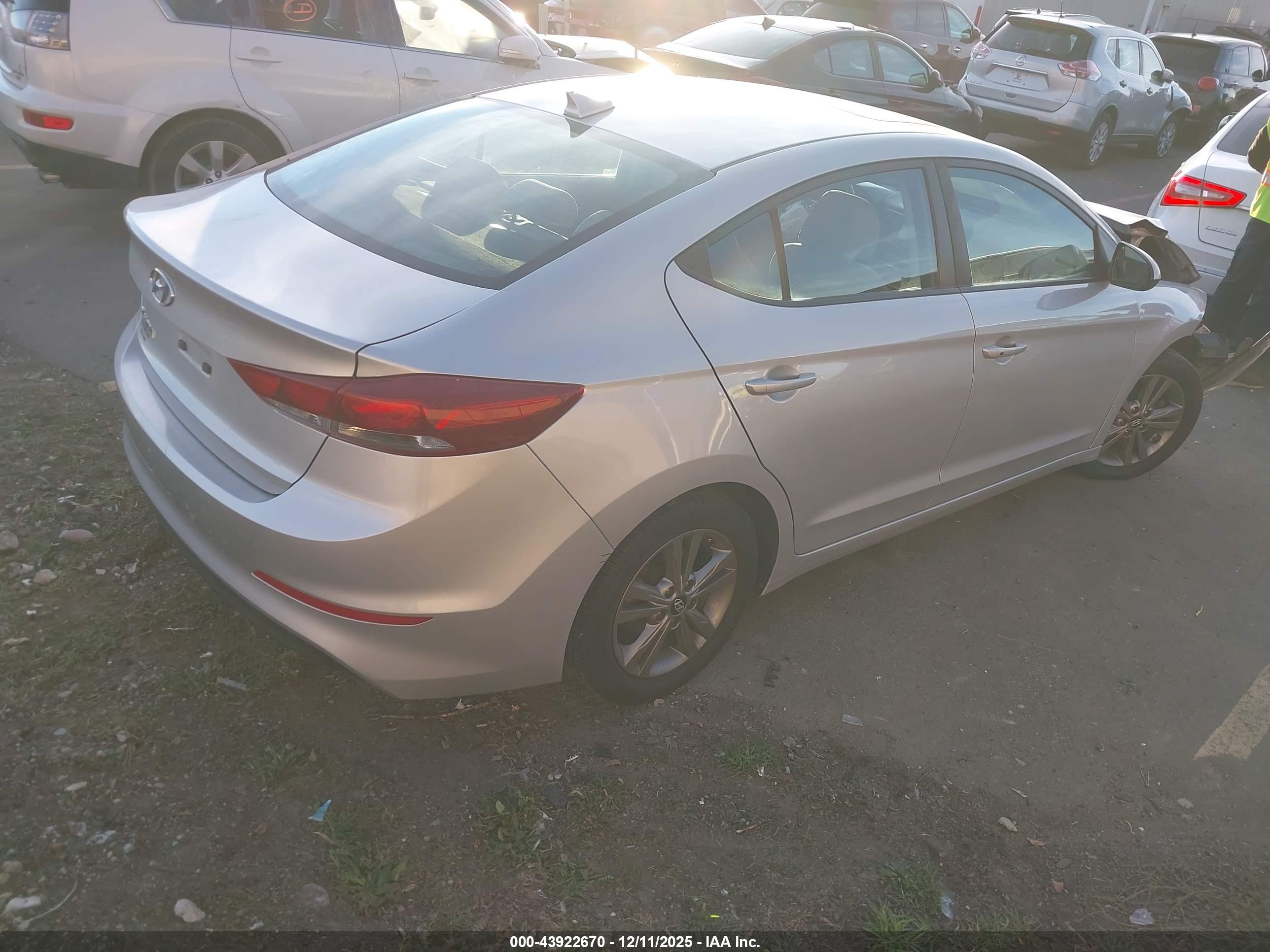 HYUNDAI ELANTRA image 4