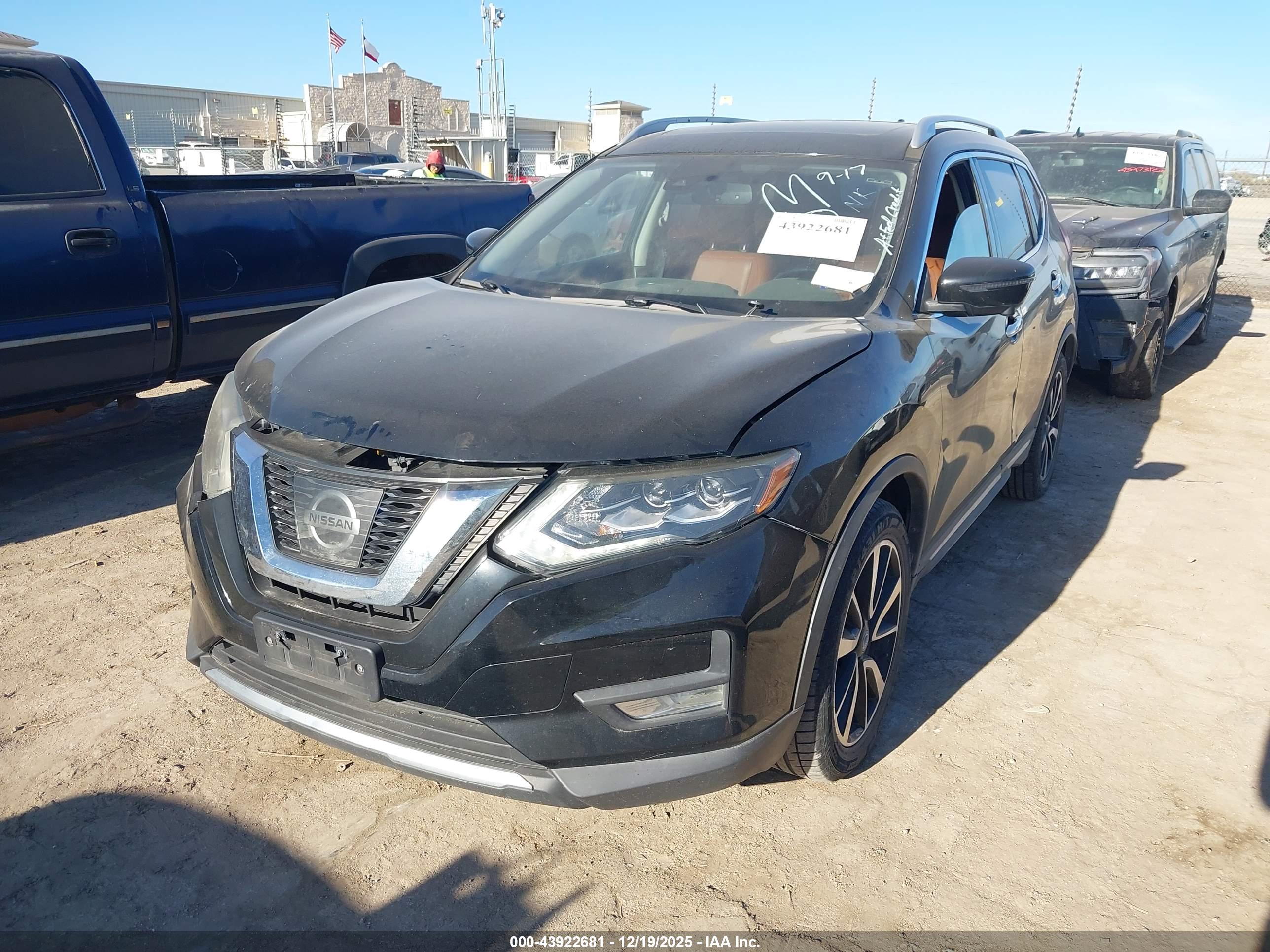 NISSAN ROGUE image 2