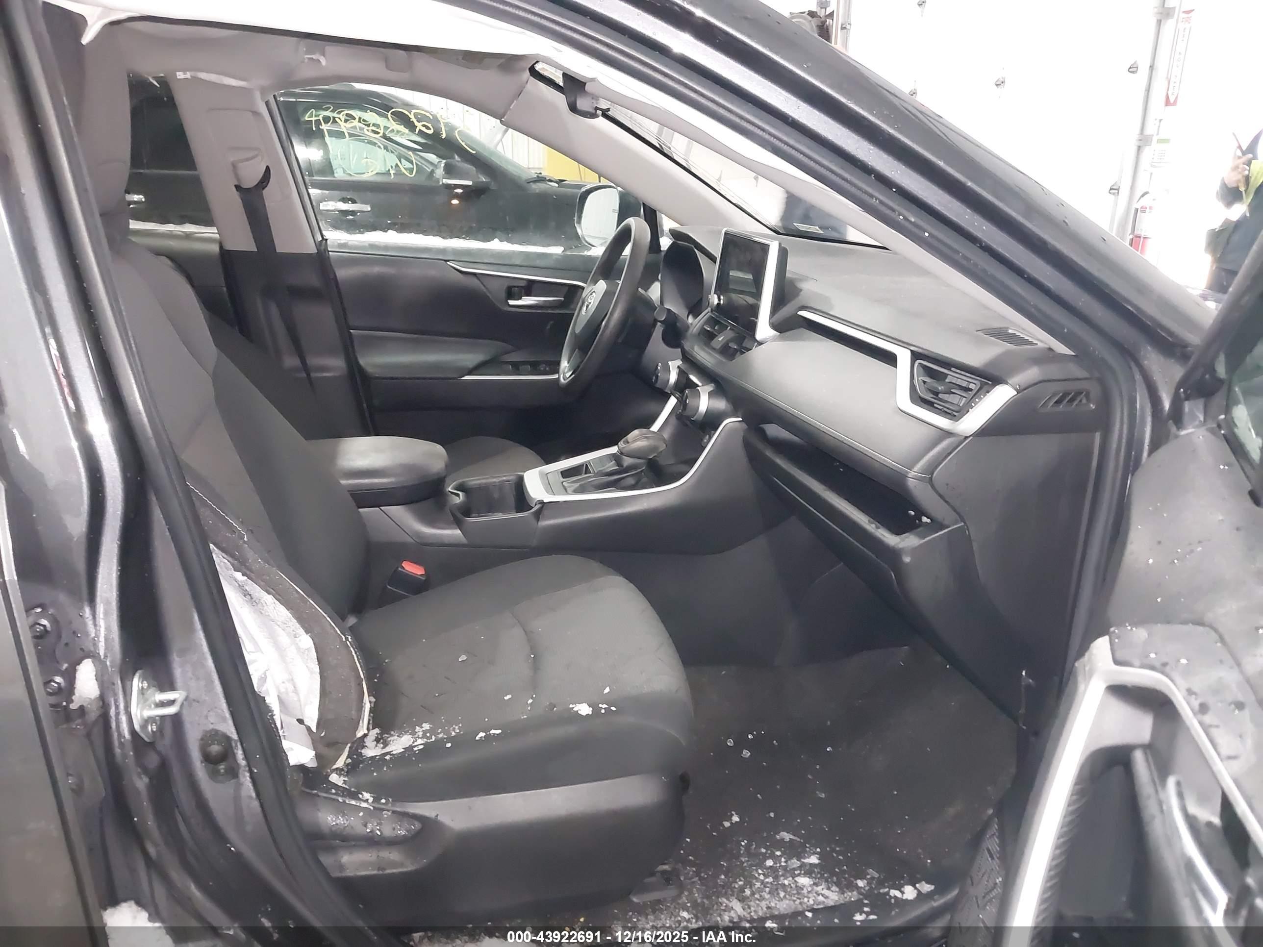 TOYOTA RAV4 image 5