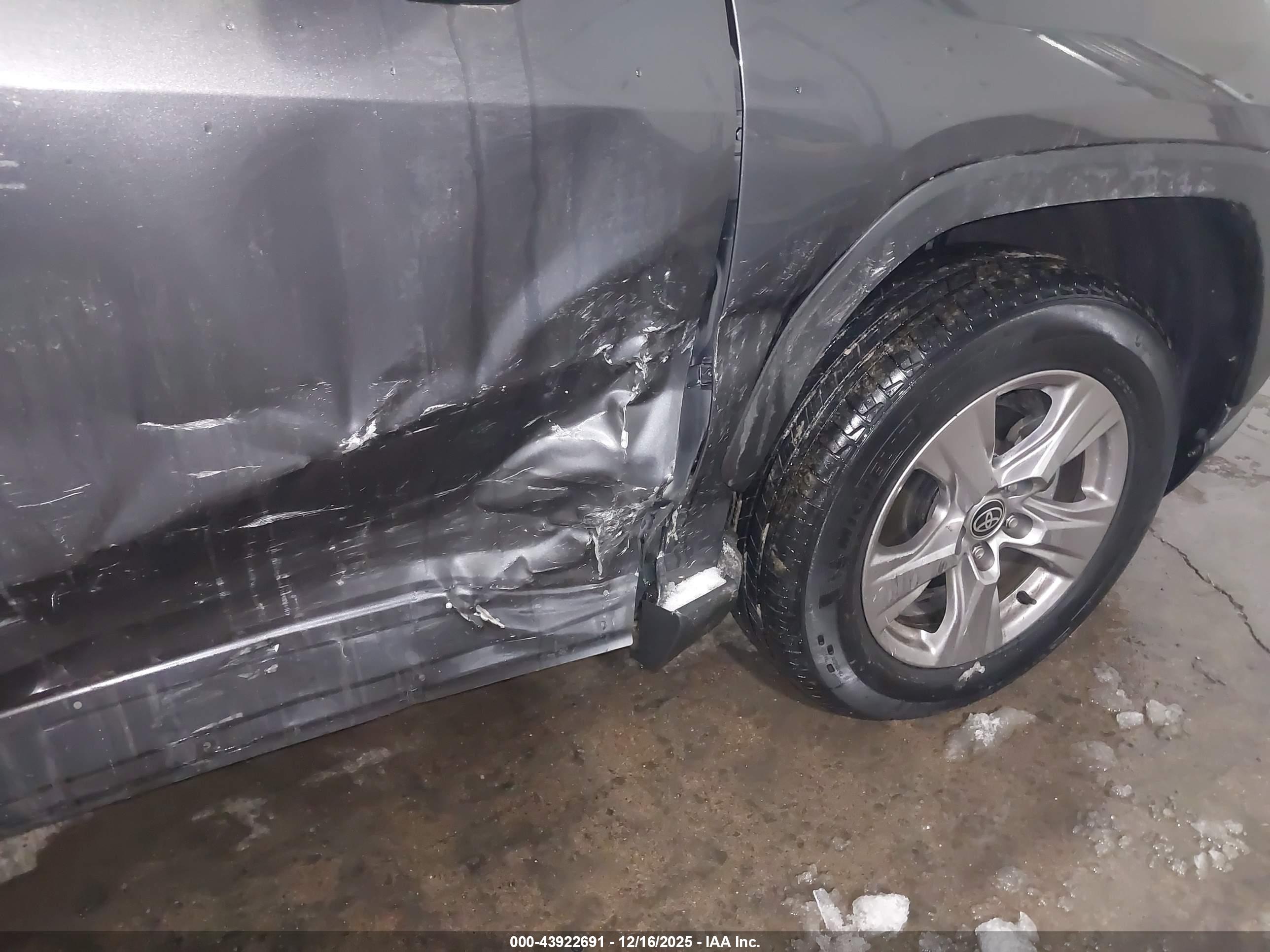 TOYOTA RAV4 image 6
