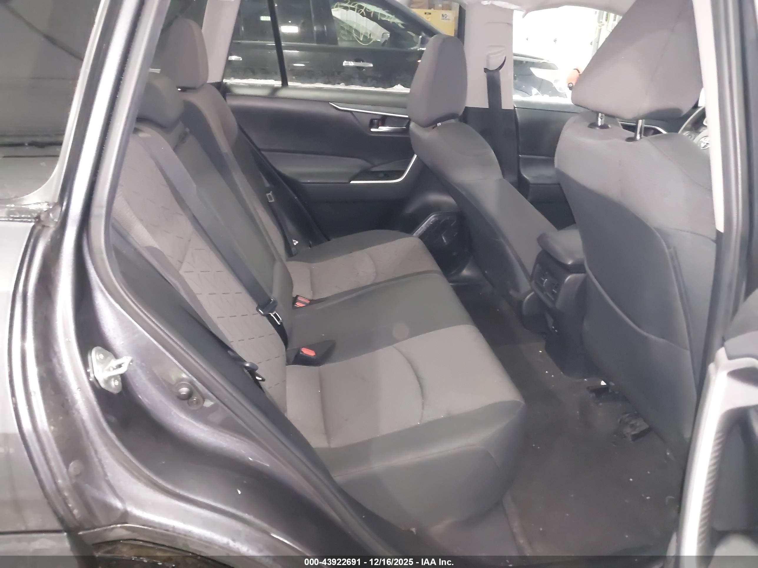 TOYOTA RAV4 image 8
