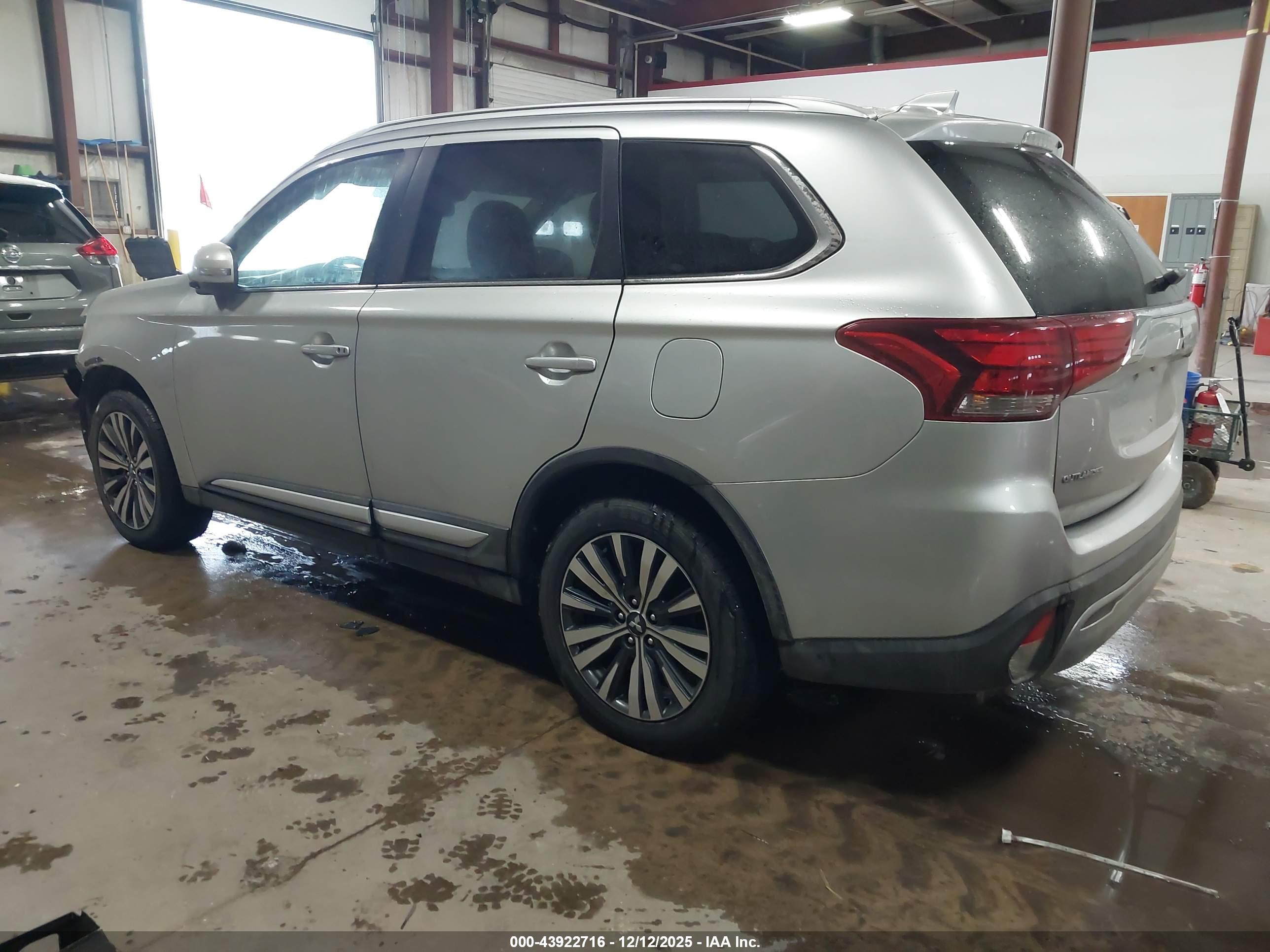 MITSUBISHI OUTLANDER image 3