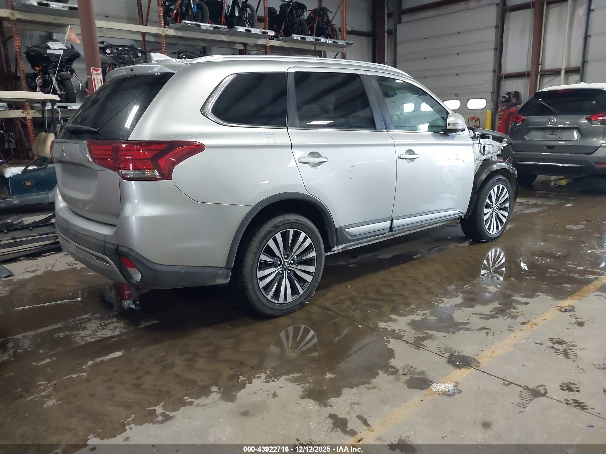 MITSUBISHI OUTLANDER image 4