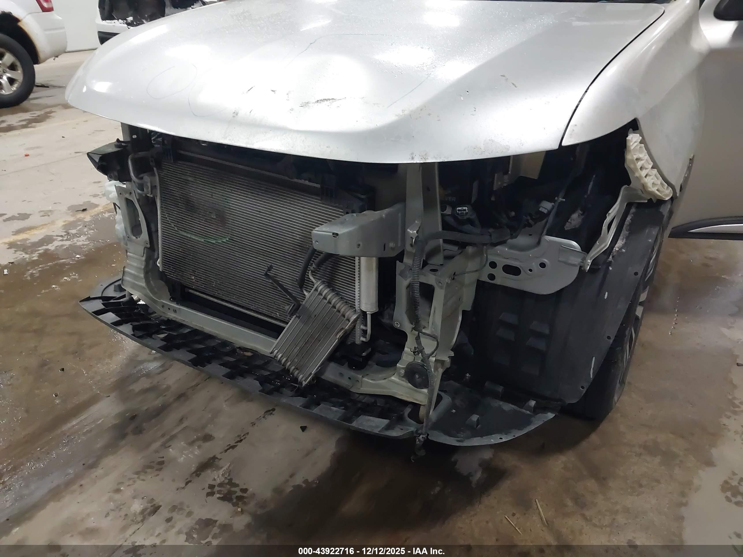 MITSUBISHI OUTLANDER image 6