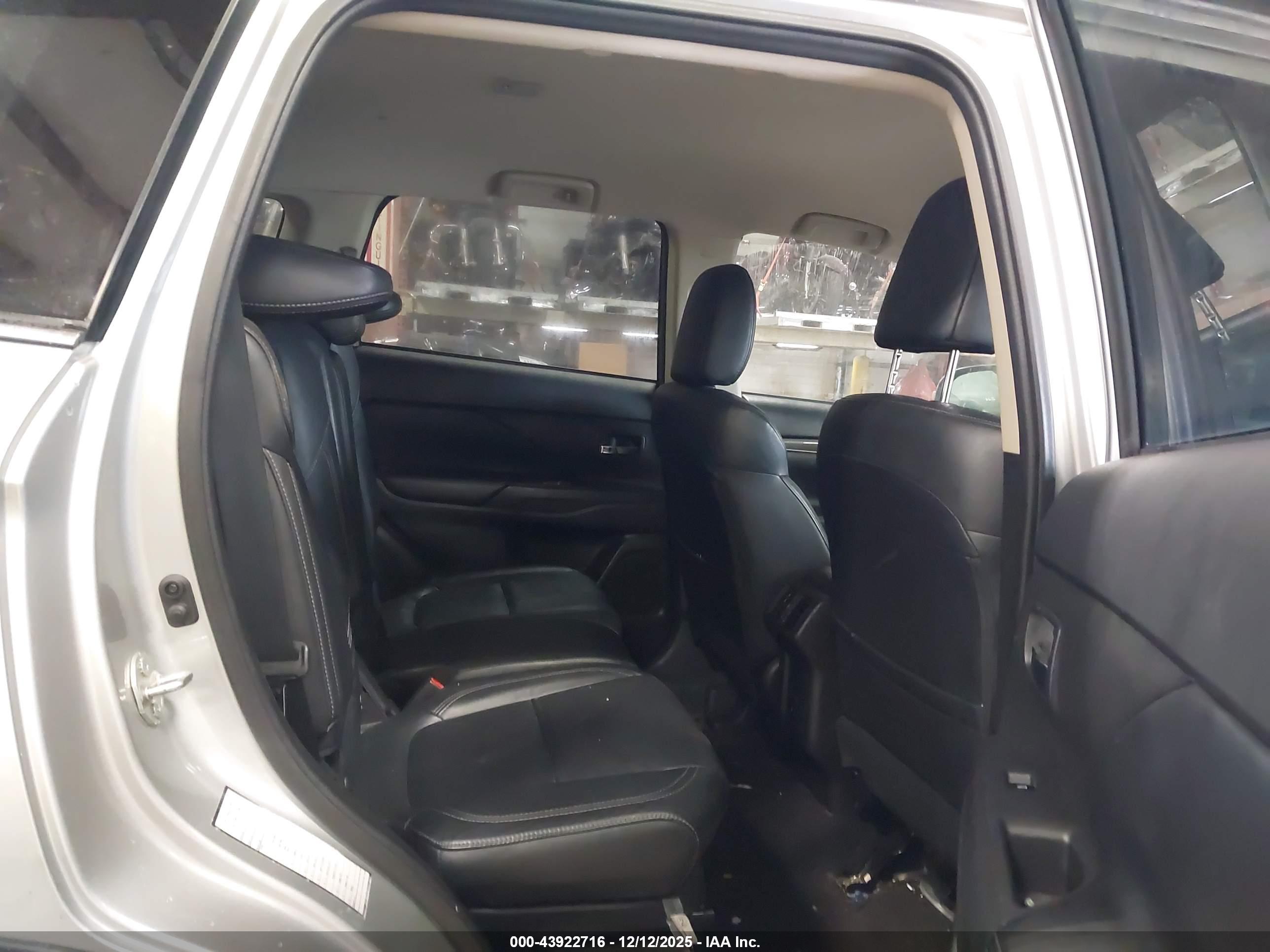 MITSUBISHI OUTLANDER image 8
