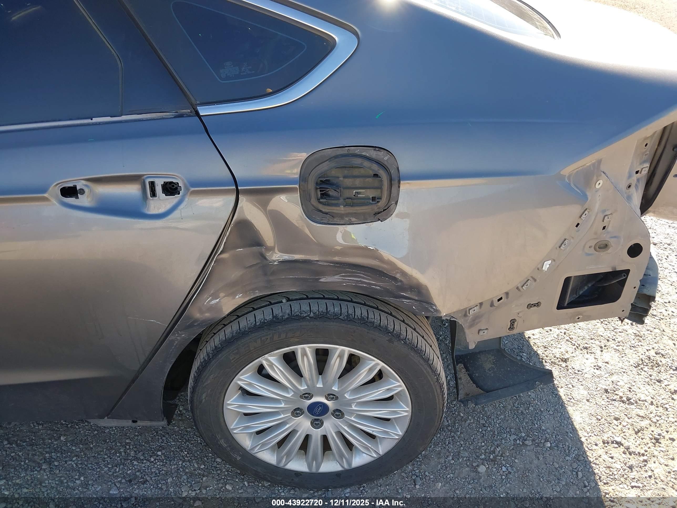 FORD FUSION image 6