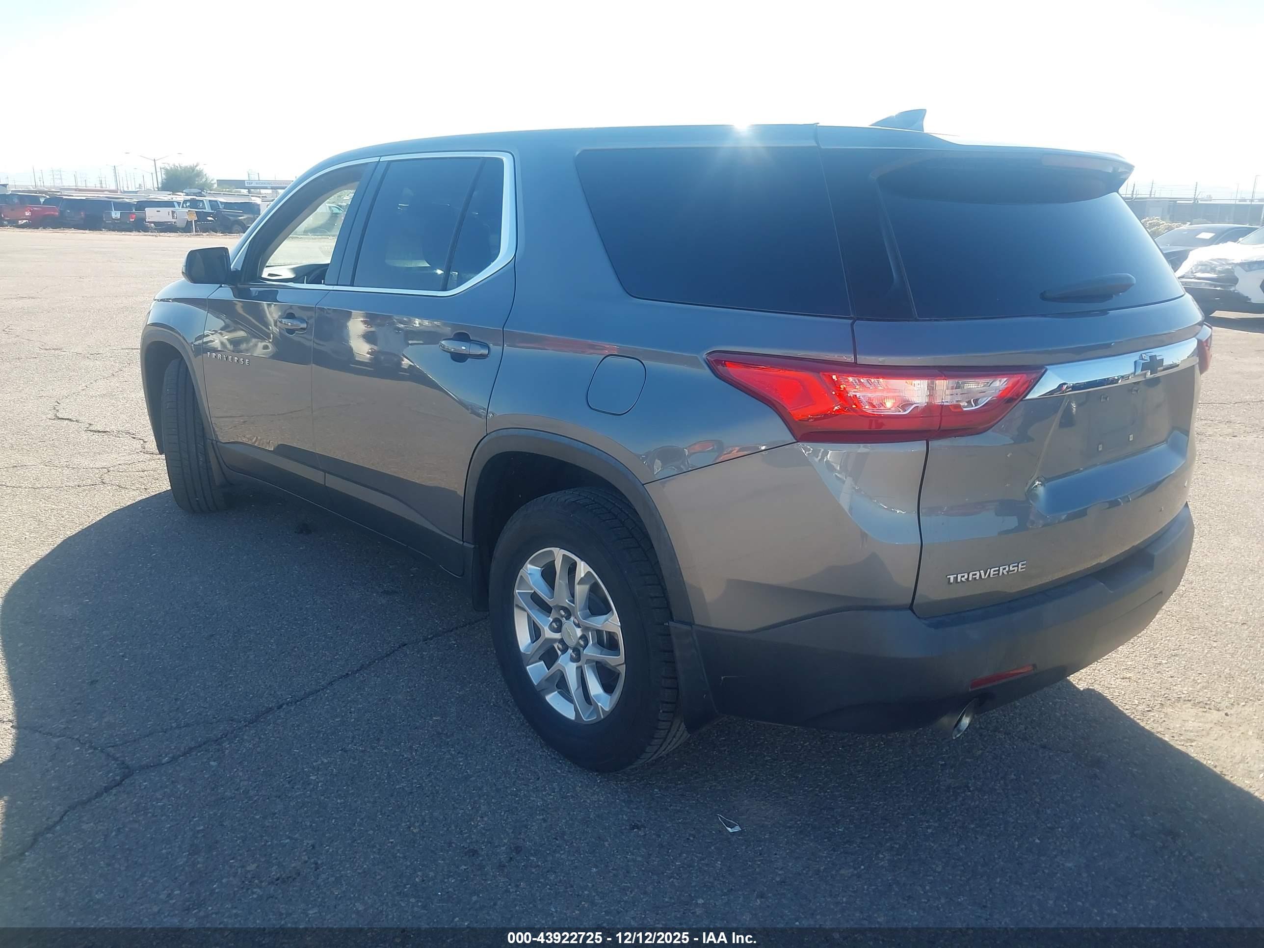 CHEVROLET TRAVERSE image 3