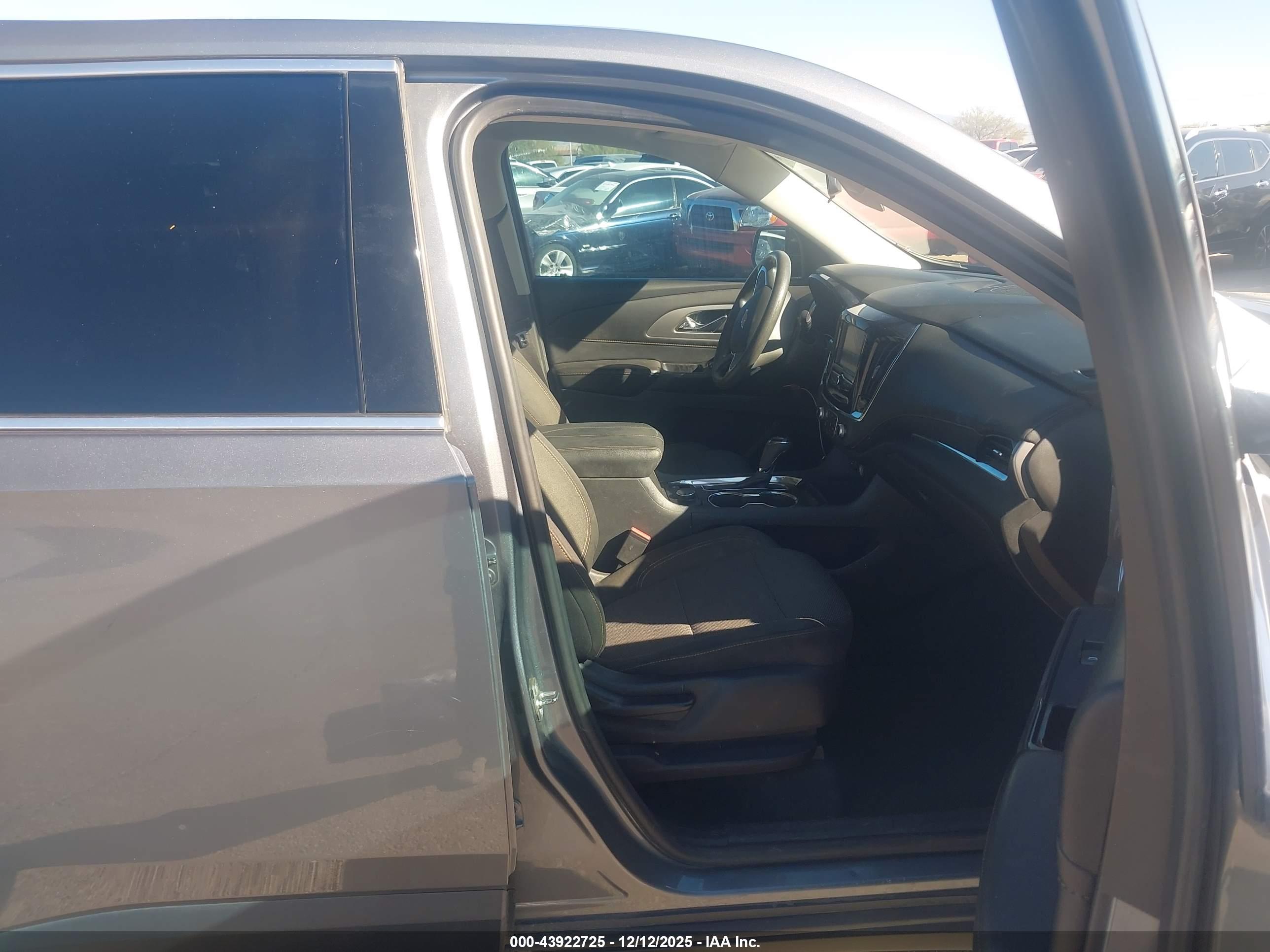 CHEVROLET TRAVERSE image 5