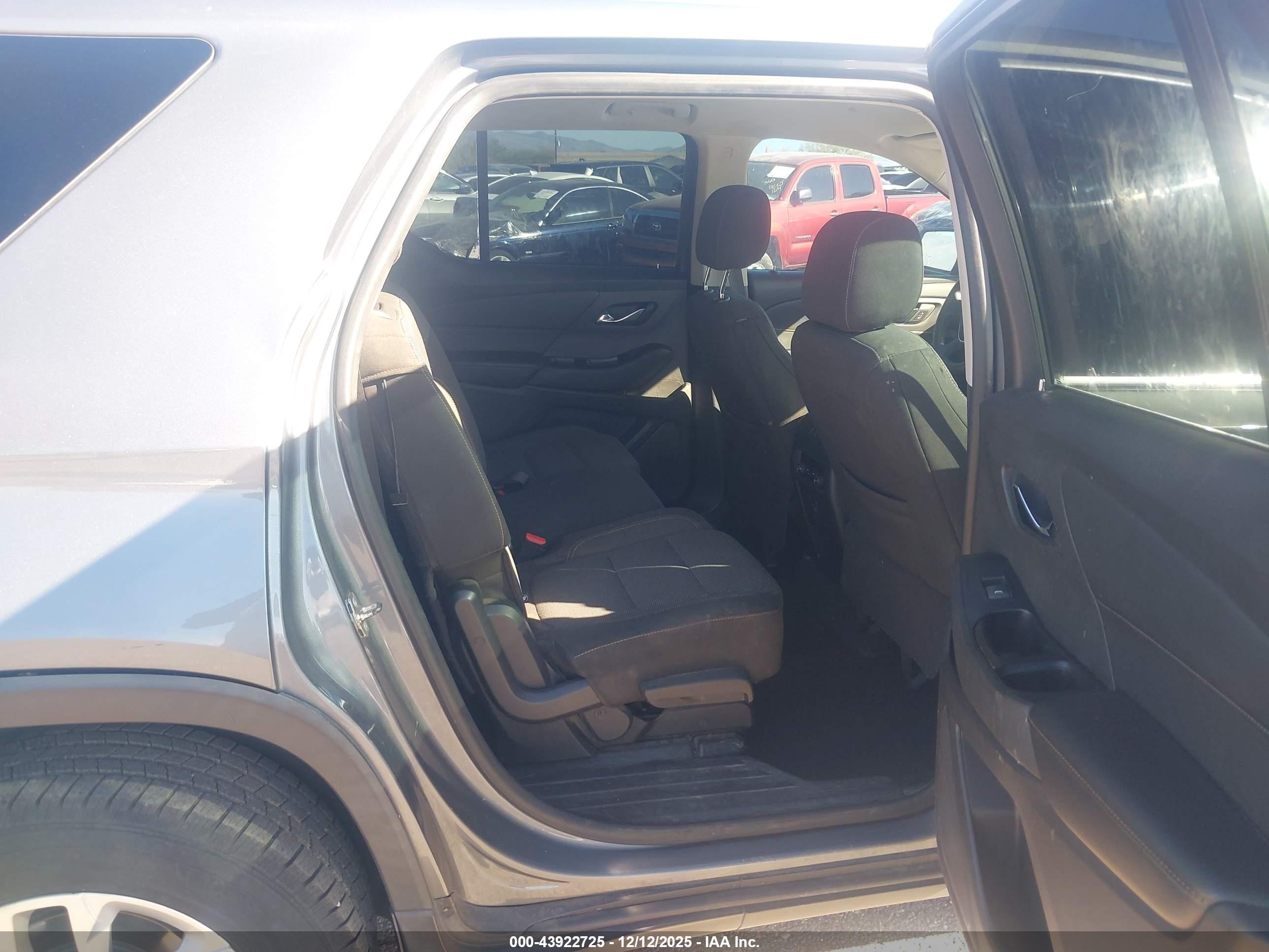 CHEVROLET TRAVERSE image 8