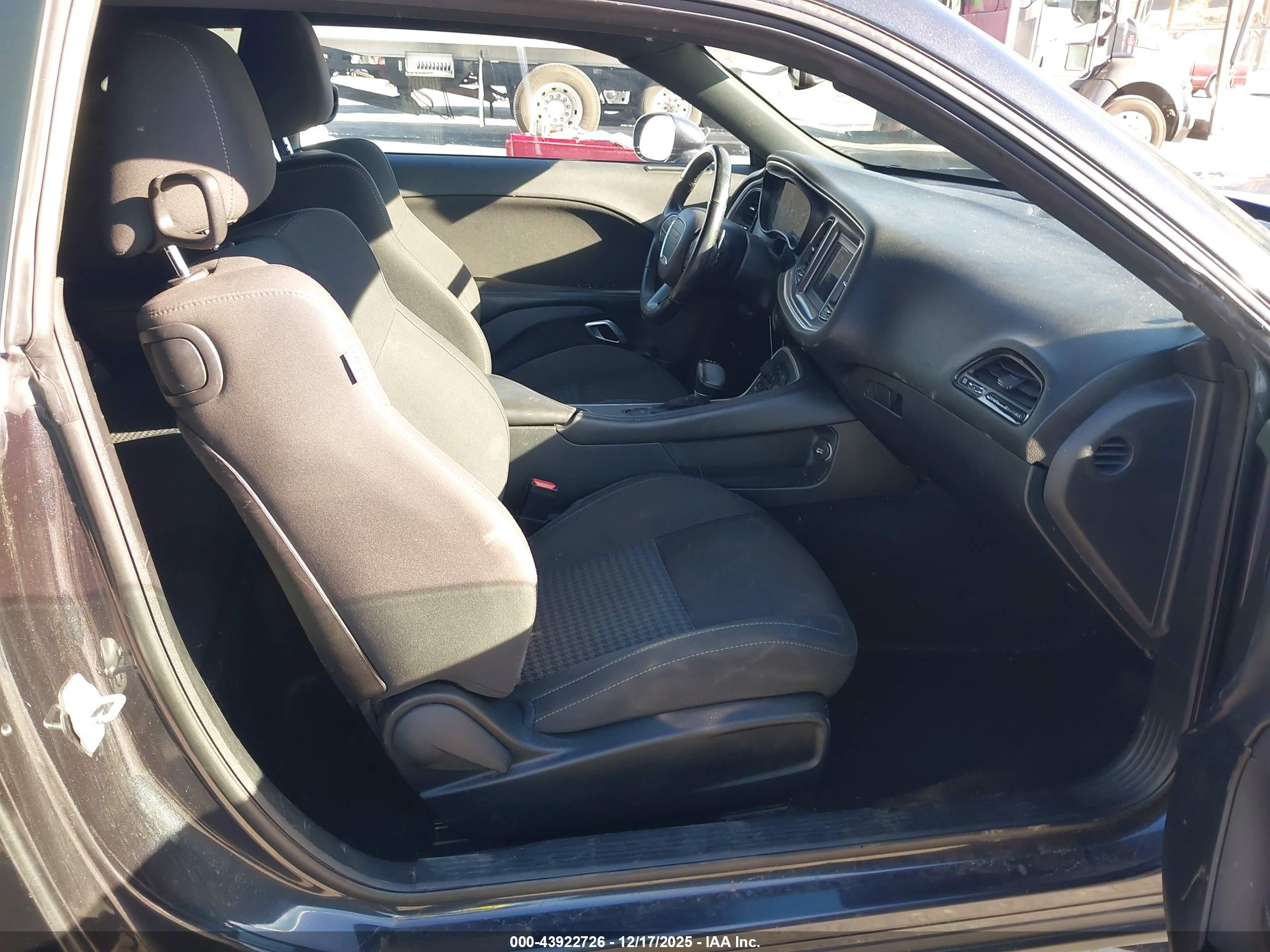 DODGE CHALLENGER image 5