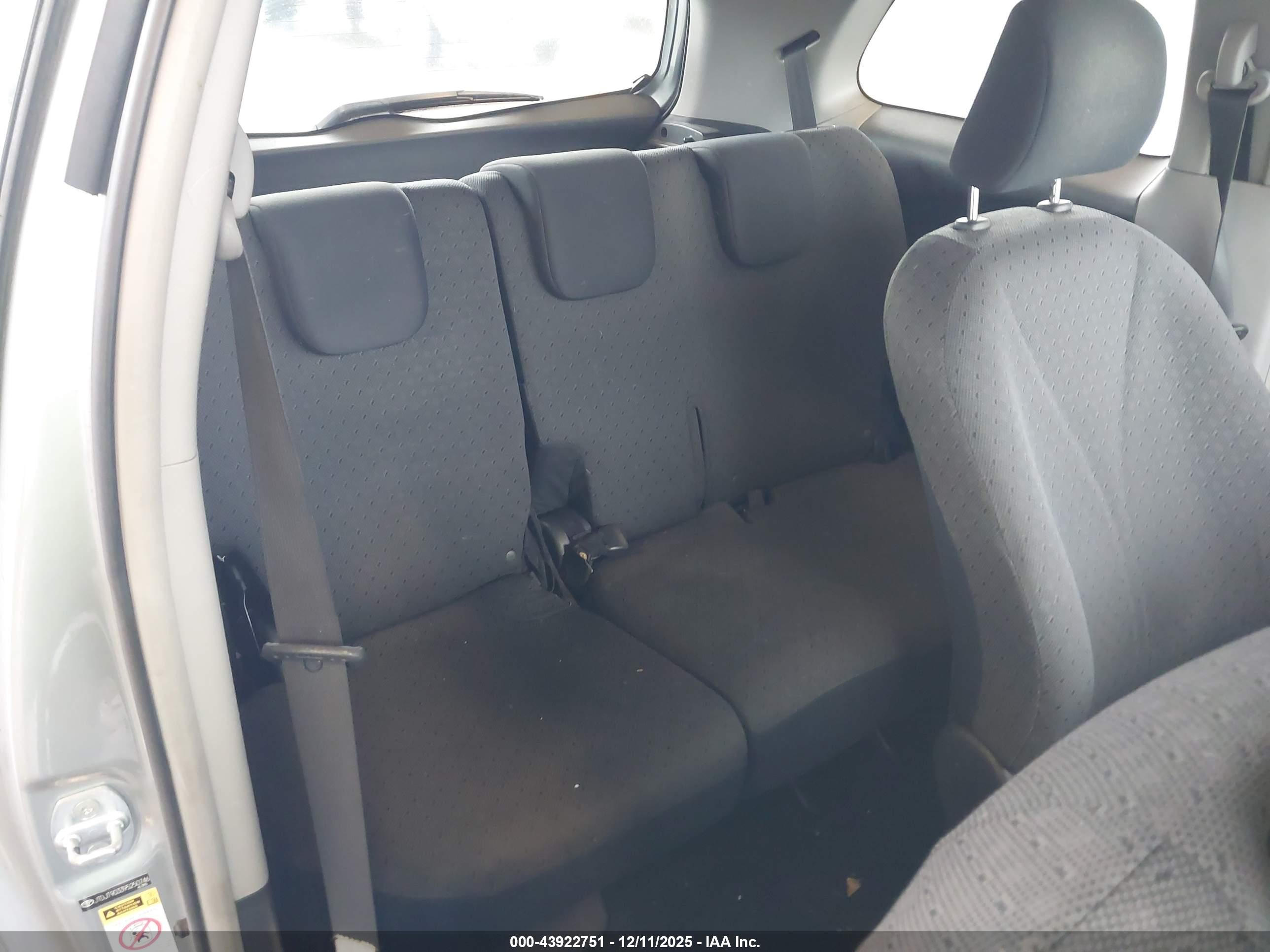 TOYOTA YARIS image 8