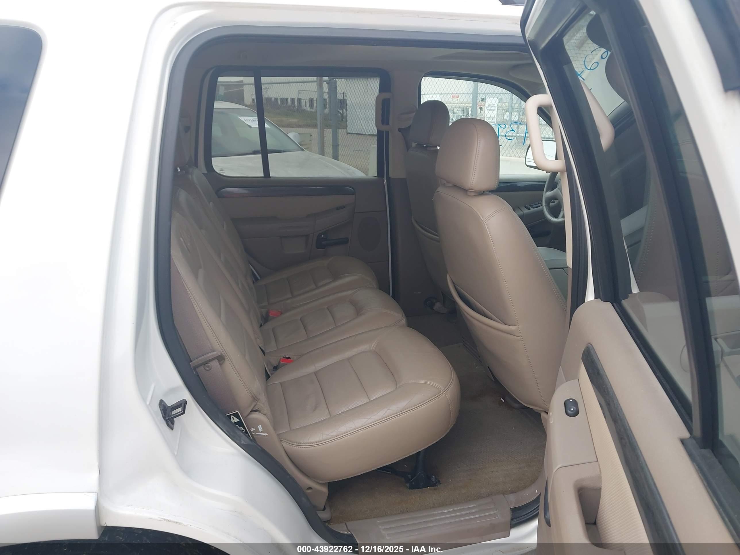 FORD EXPLORER image 8