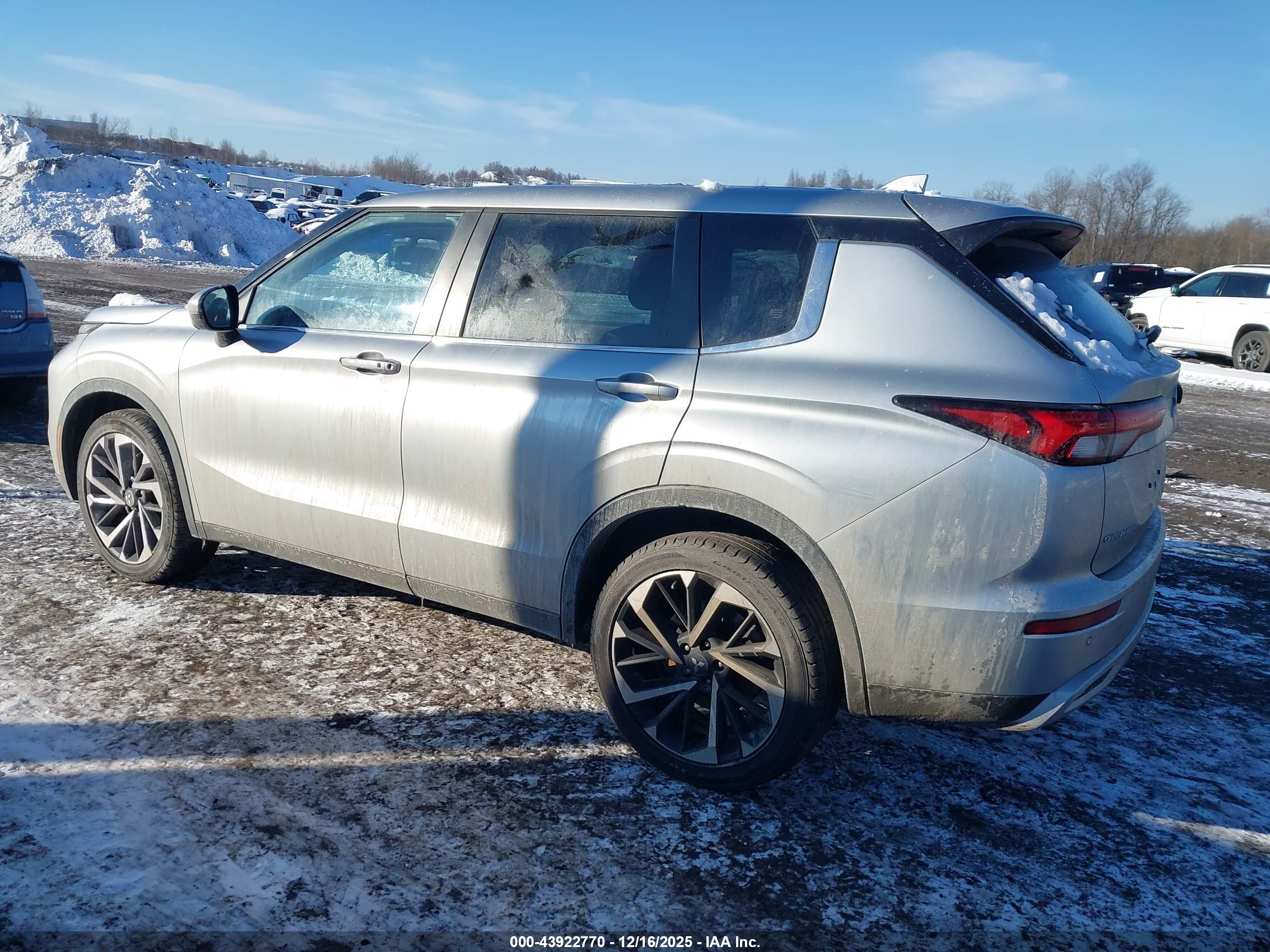 MITSUBISHI OUTLANDER image 3