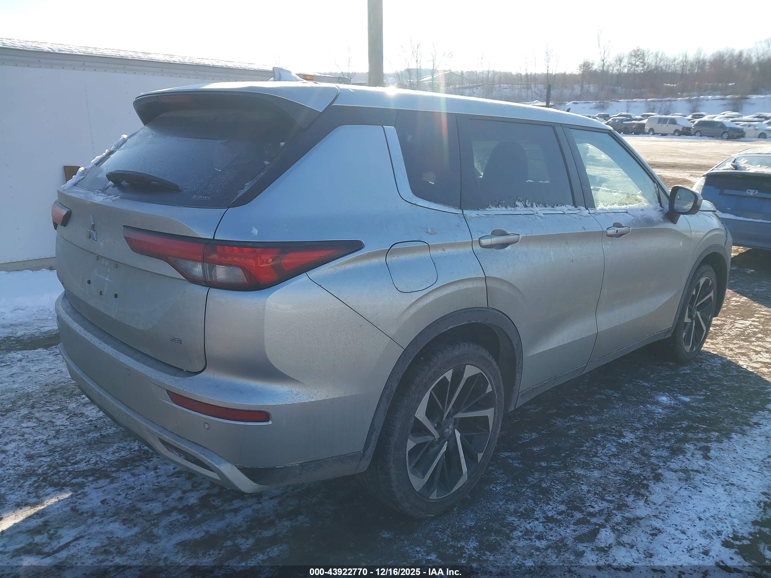 MITSUBISHI OUTLANDER image 4
