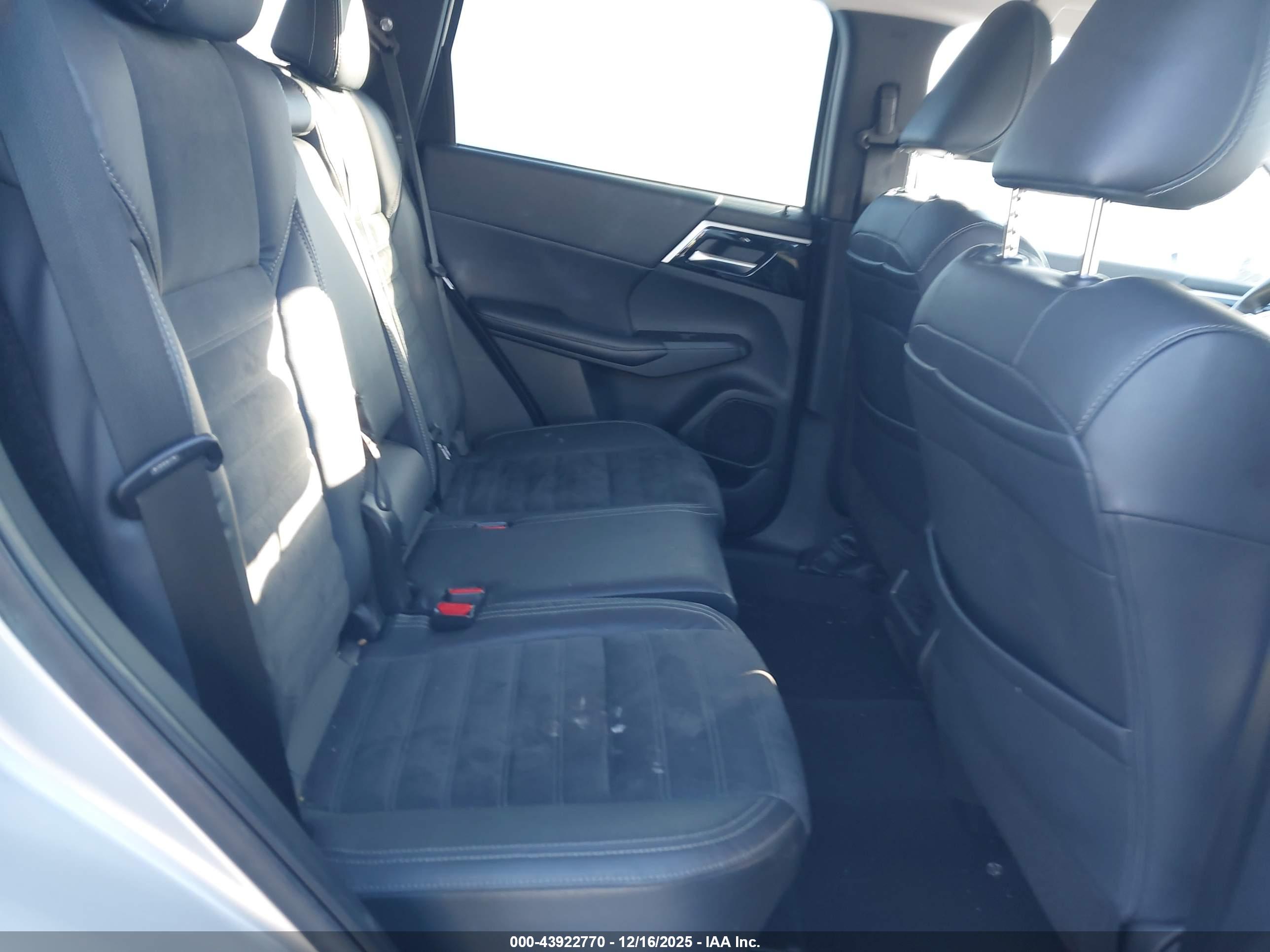 MITSUBISHI OUTLANDER image 8