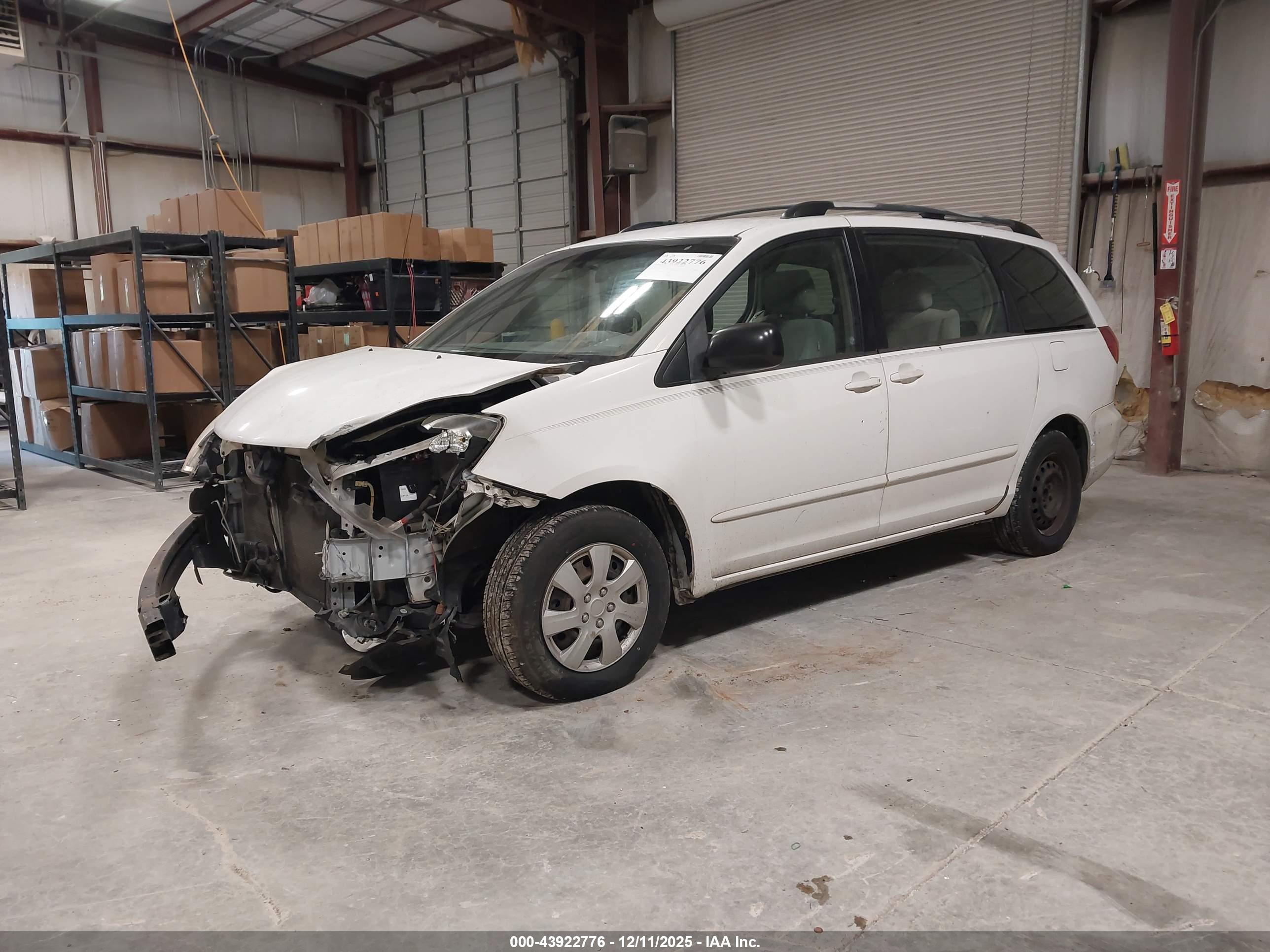 TOYOTA SIENNA image 2