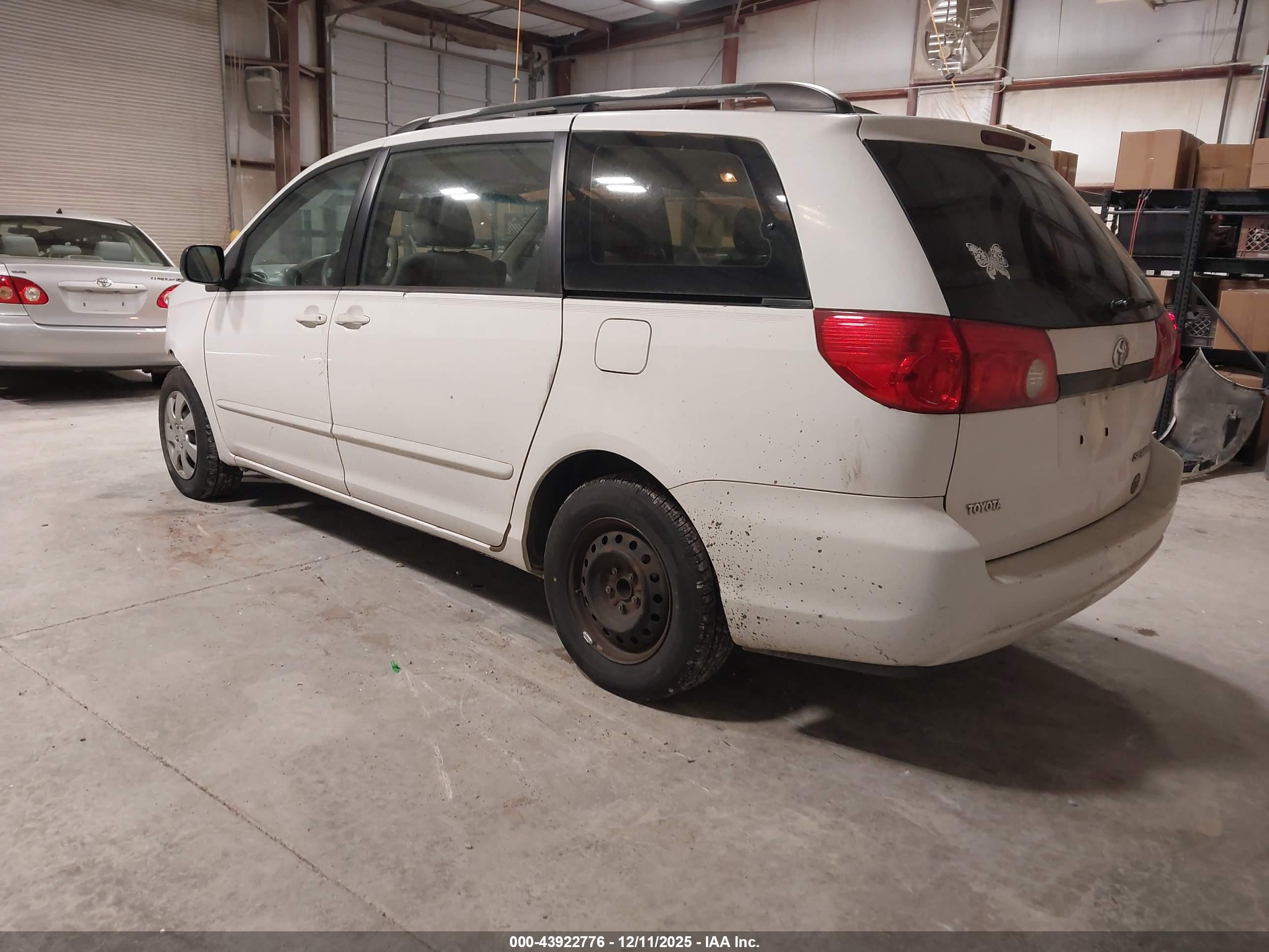 TOYOTA SIENNA image 3