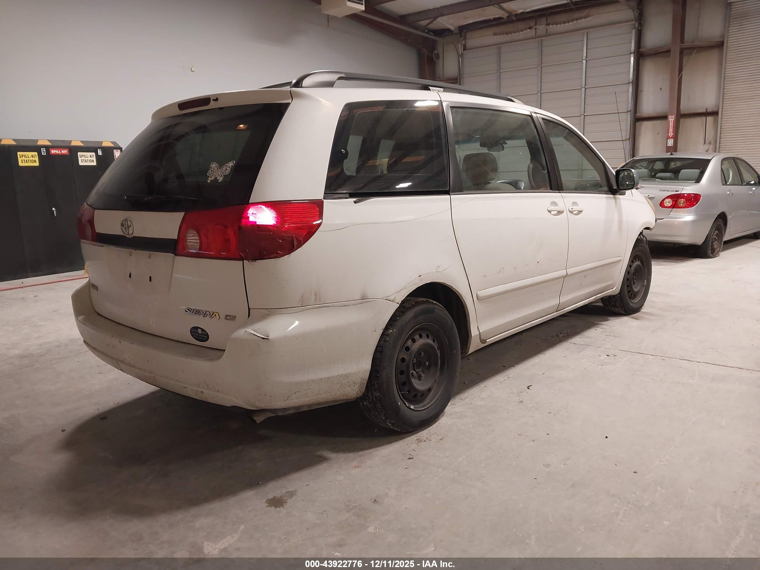 TOYOTA SIENNA image 4