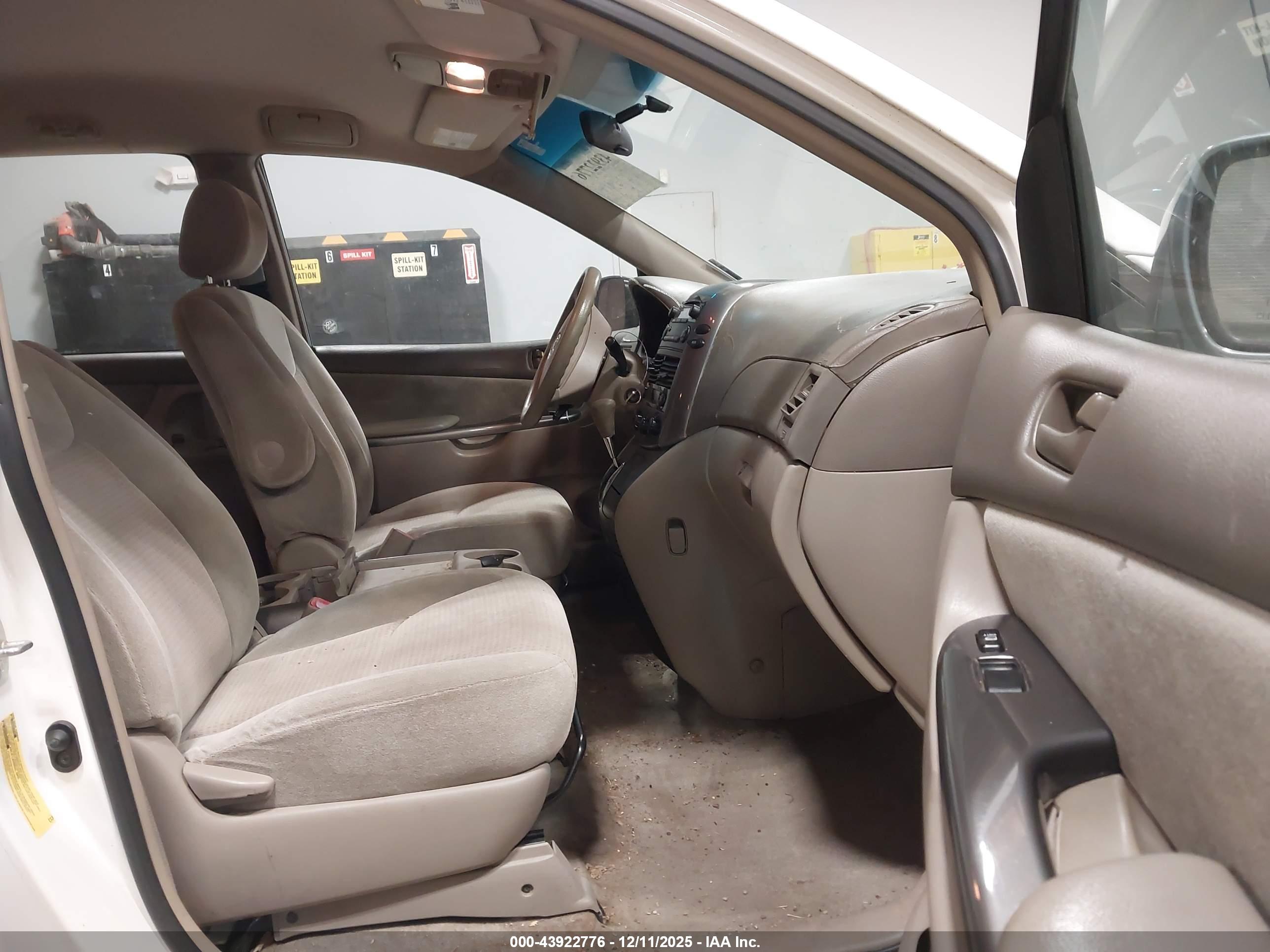 TOYOTA SIENNA image 5