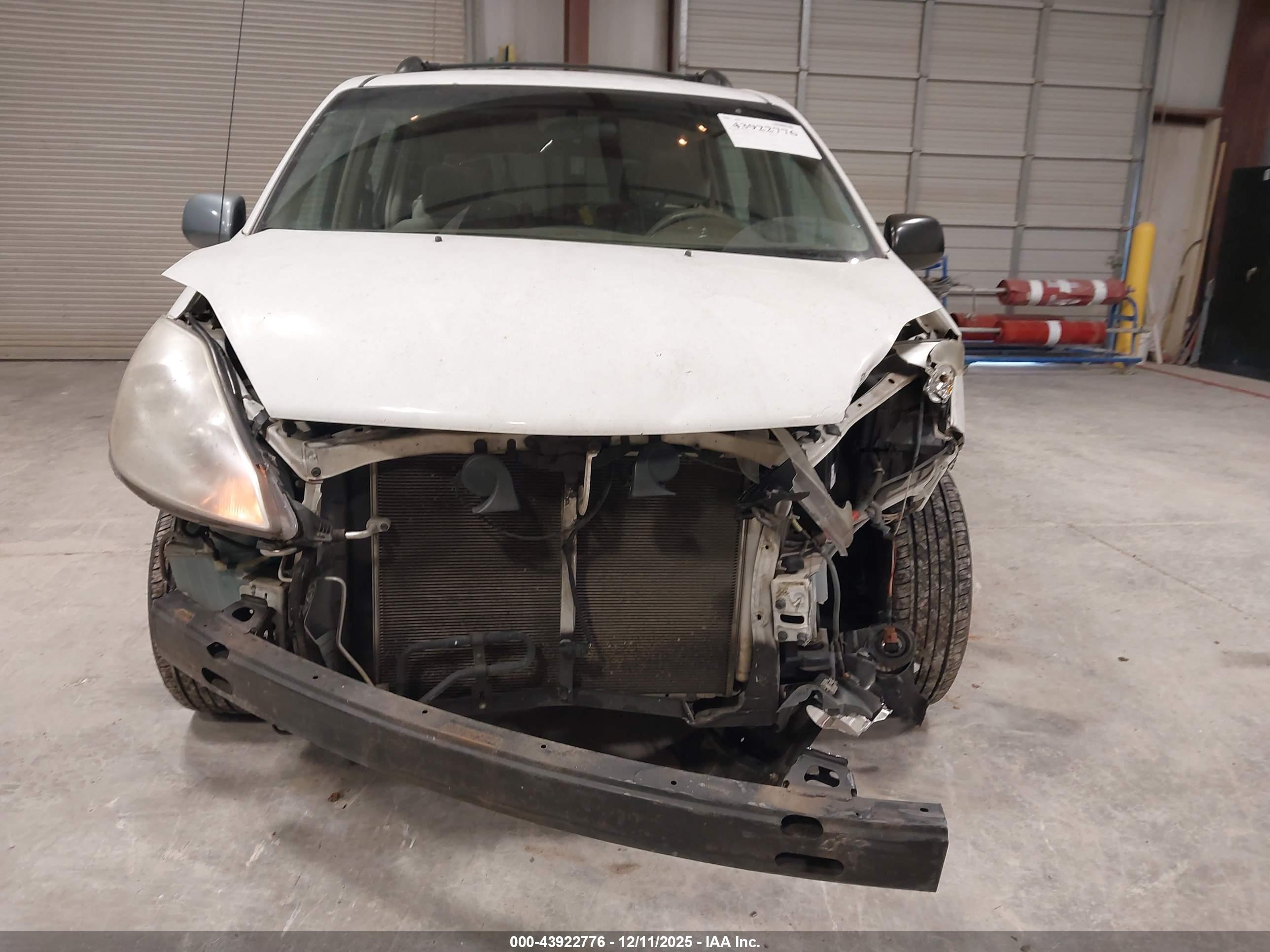 TOYOTA SIENNA image 6