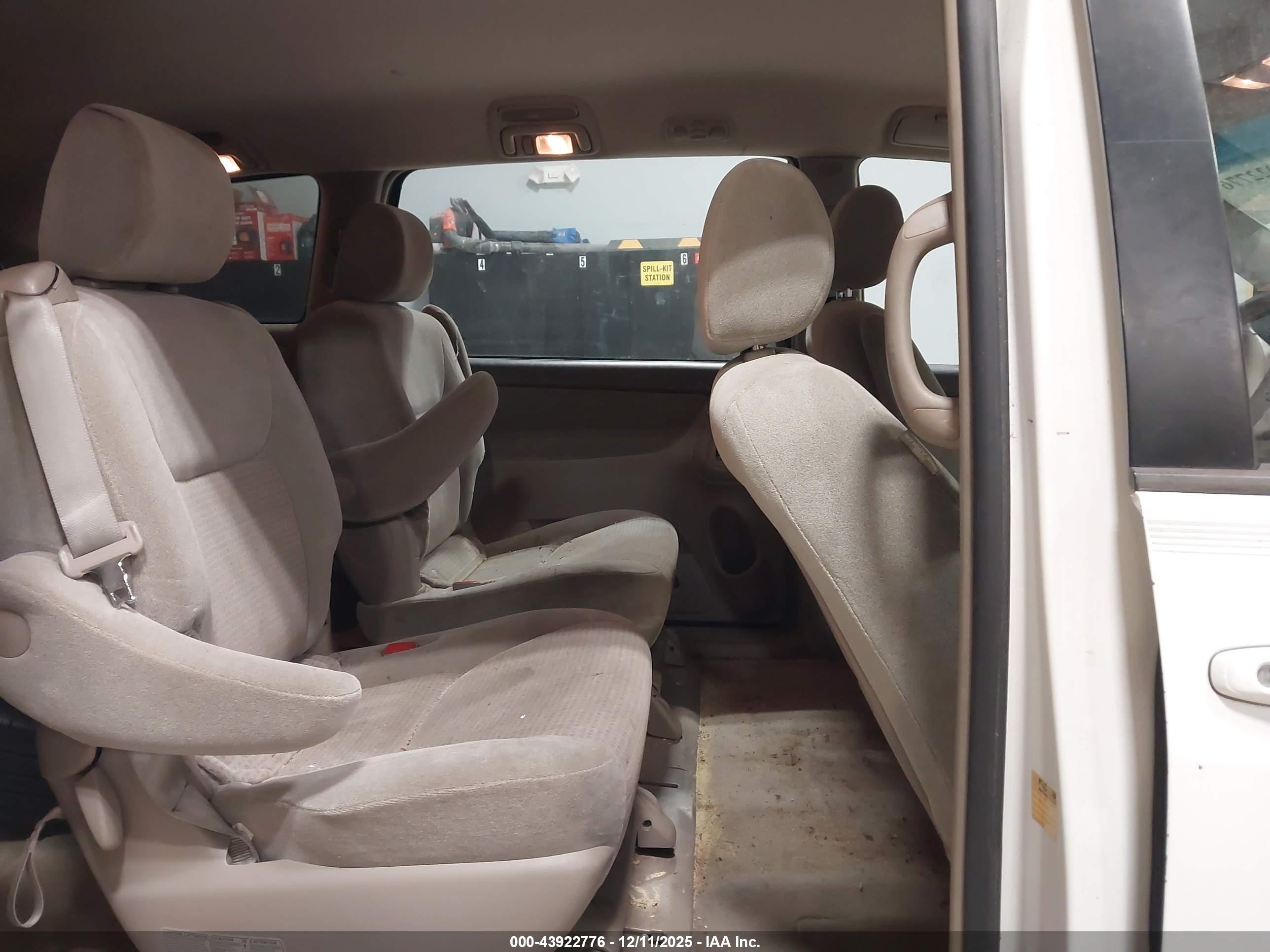 TOYOTA SIENNA image 8