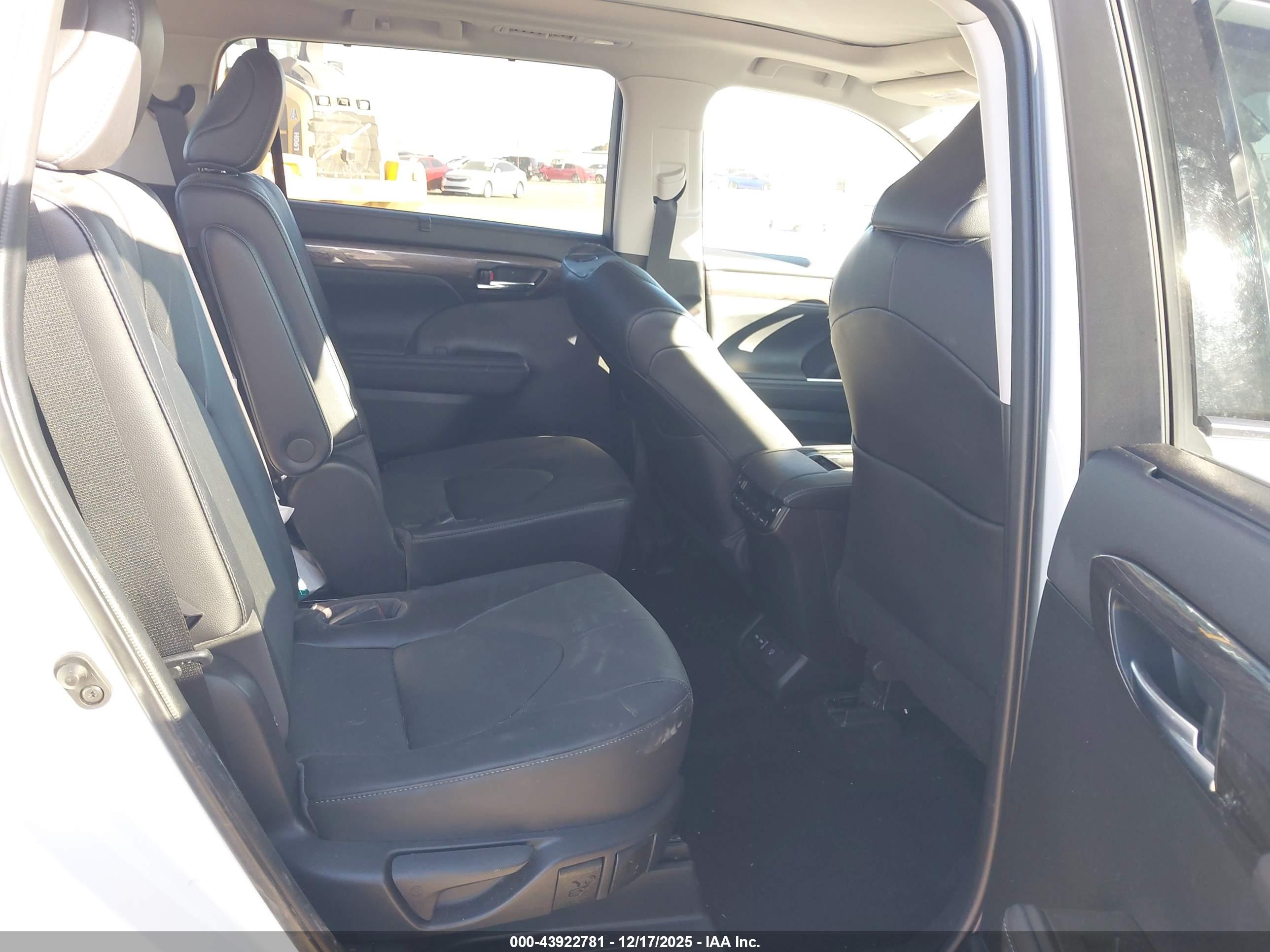 TOYOTA HIGHLANDER image 8