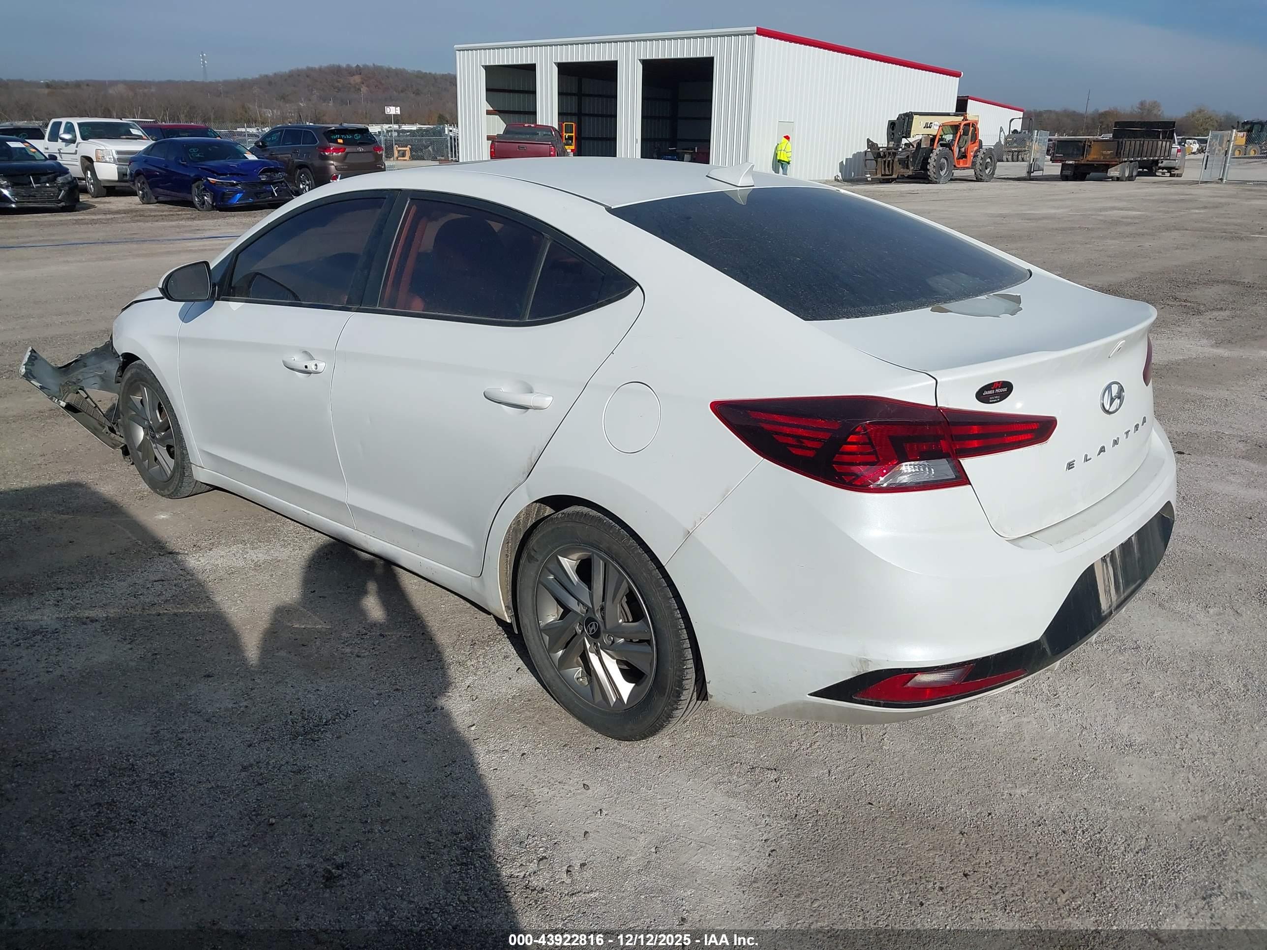 HYUNDAI ELANTRA image 3