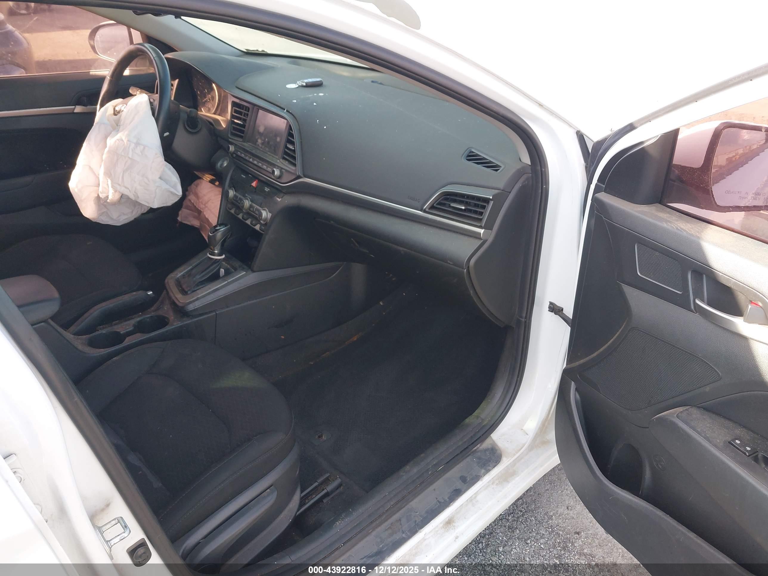 HYUNDAI ELANTRA image 5