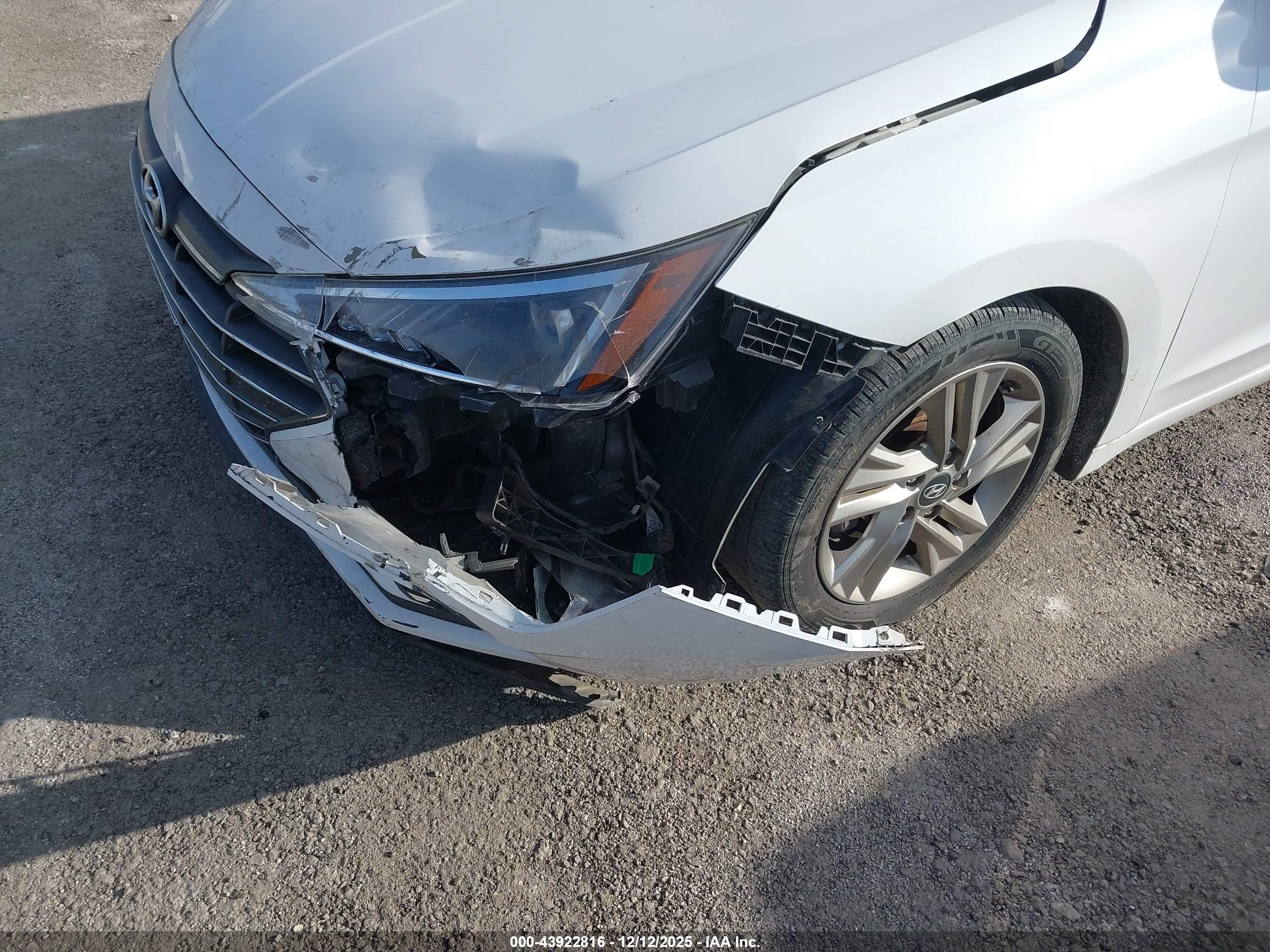 HYUNDAI ELANTRA image 6