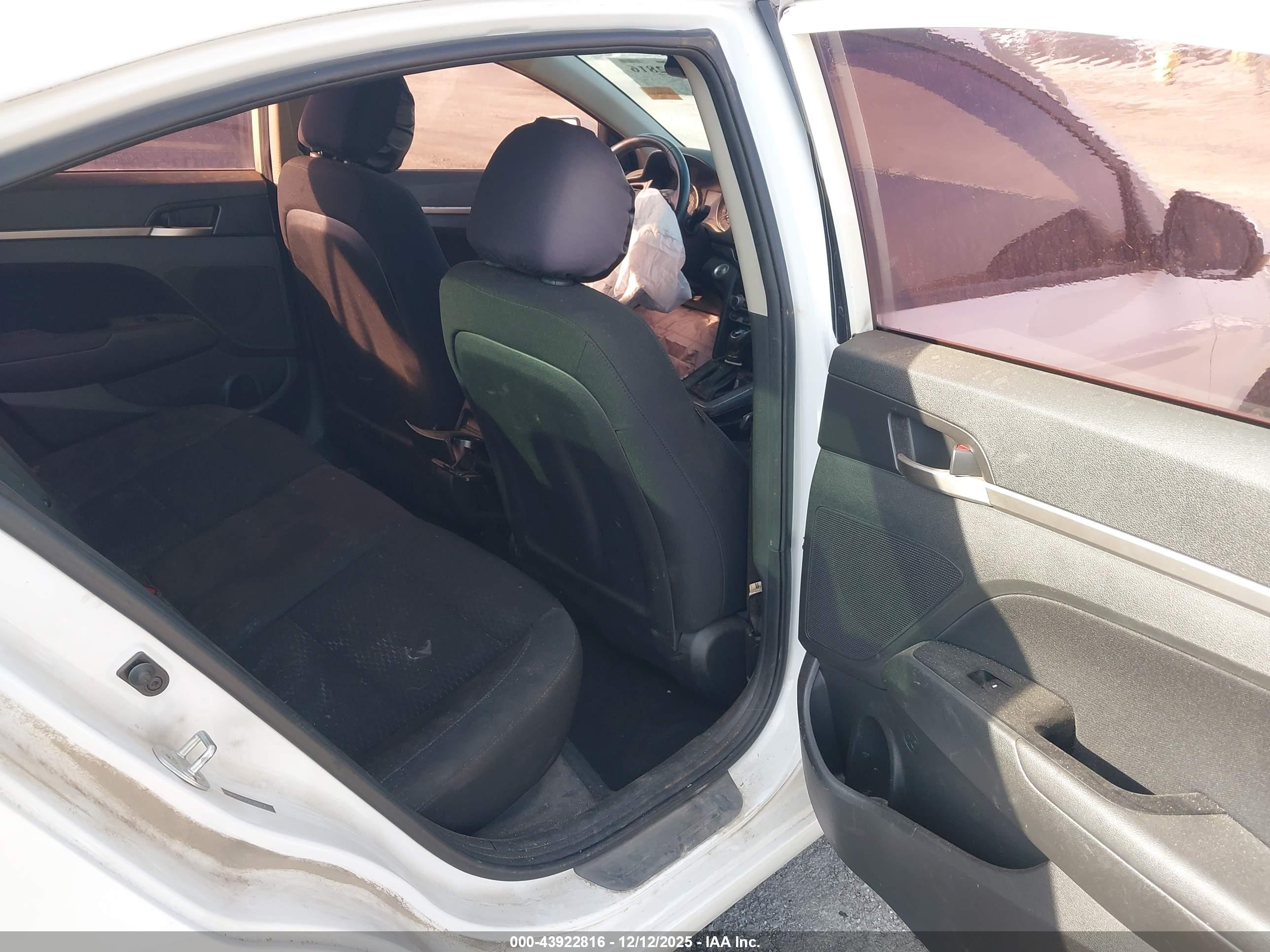 HYUNDAI ELANTRA image 8