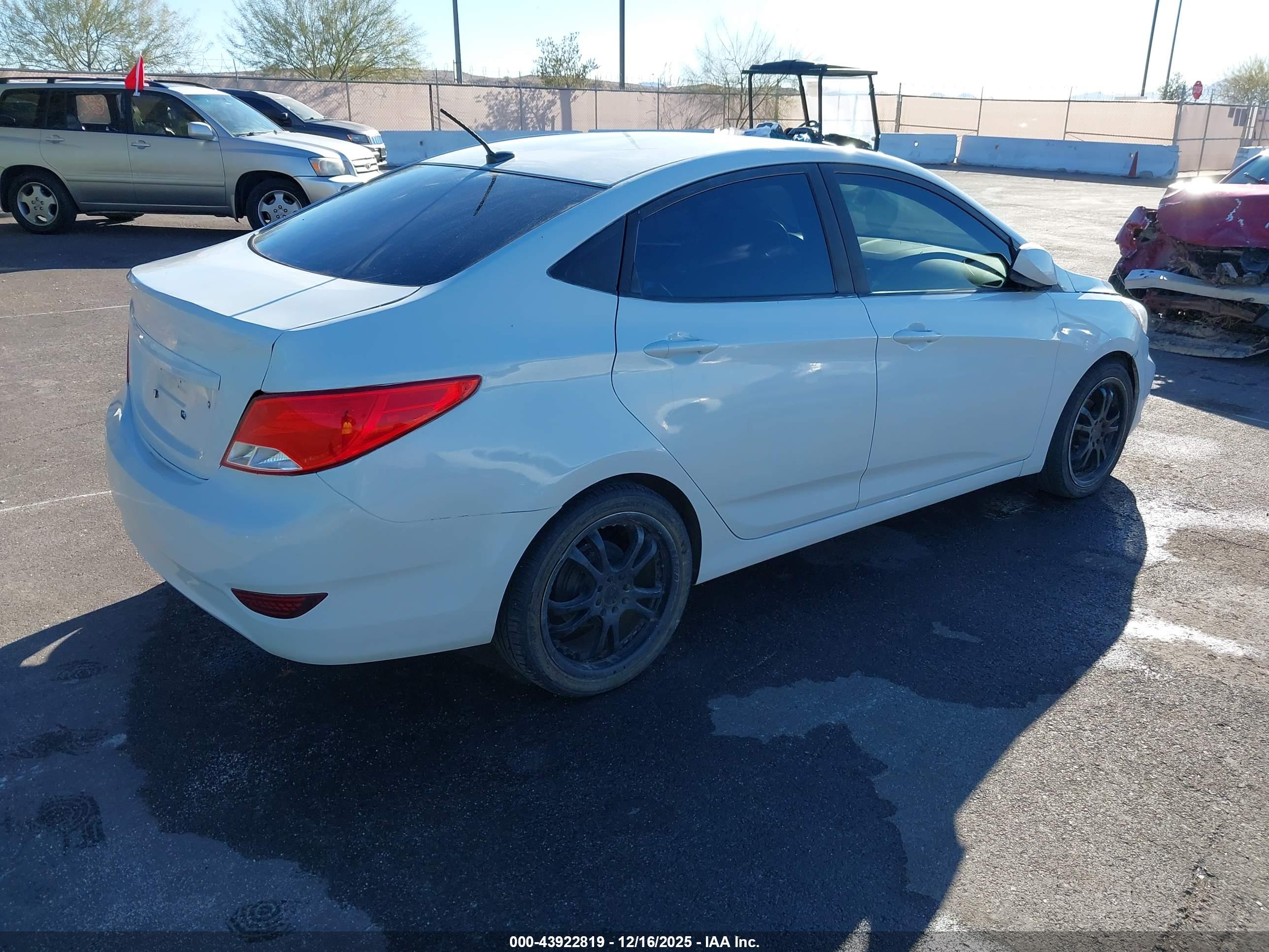 HYUNDAI ACCENT image 4