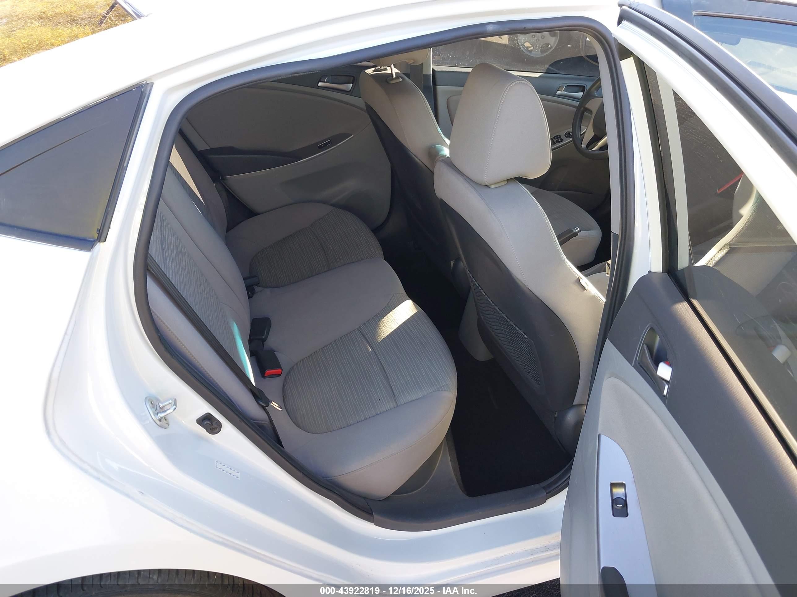 HYUNDAI ACCENT image 8