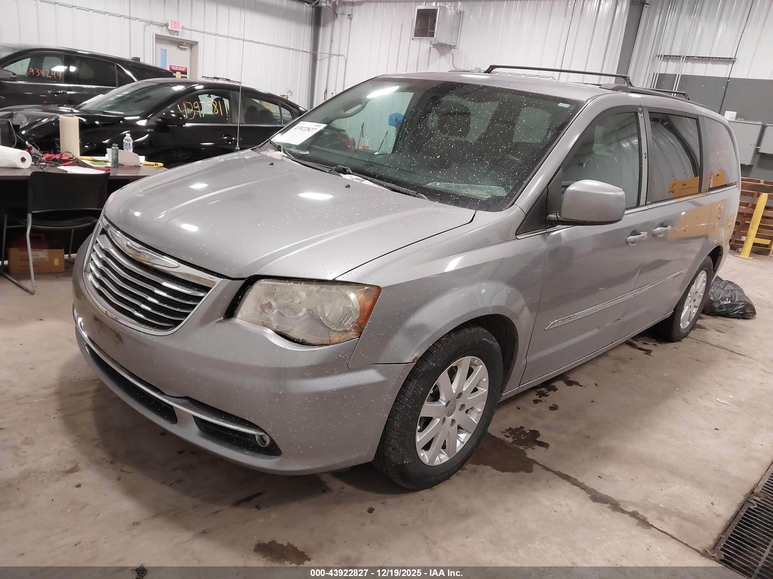 CHRYSLER TOWN image 2