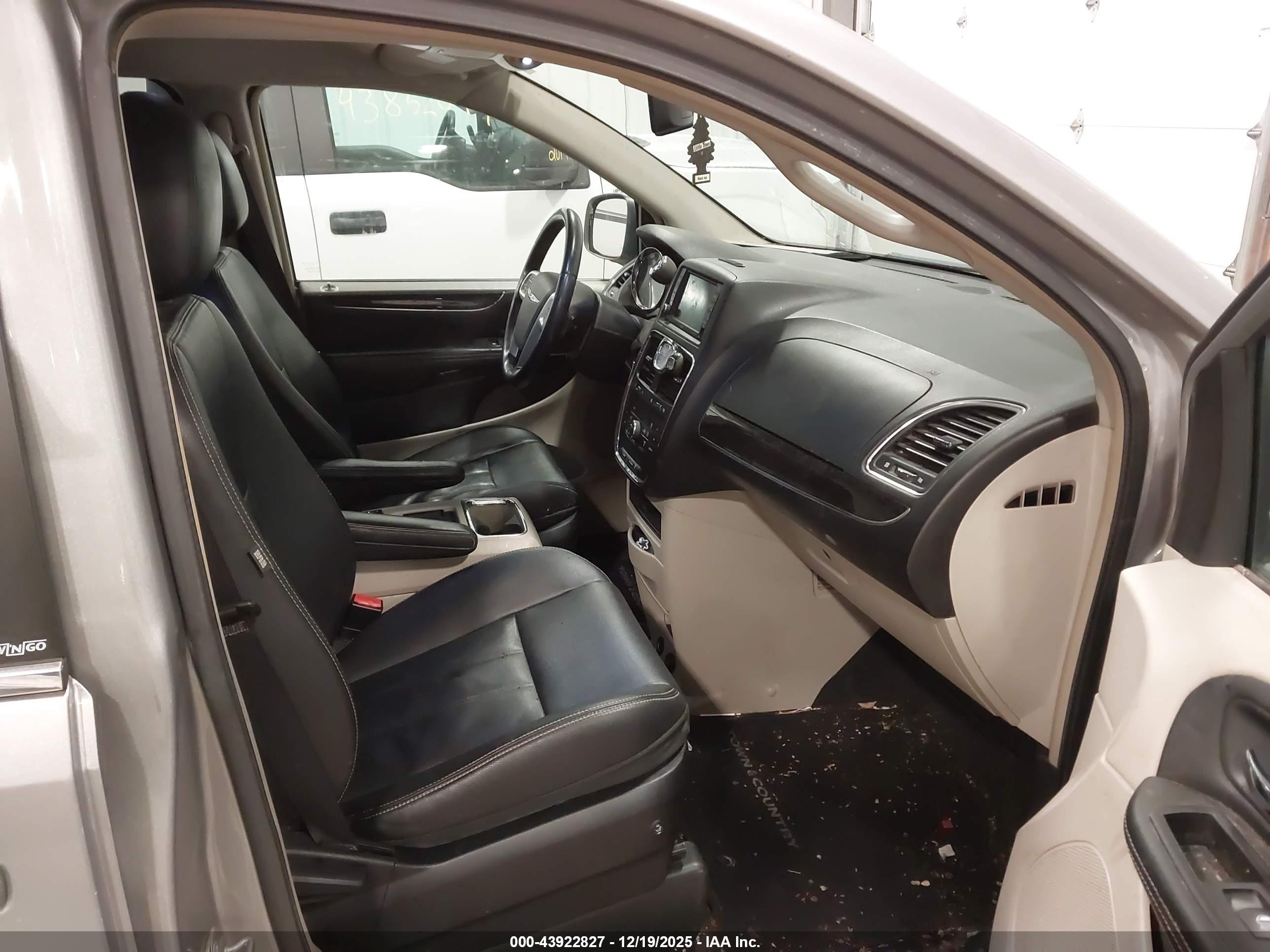 CHRYSLER TOWN image 5