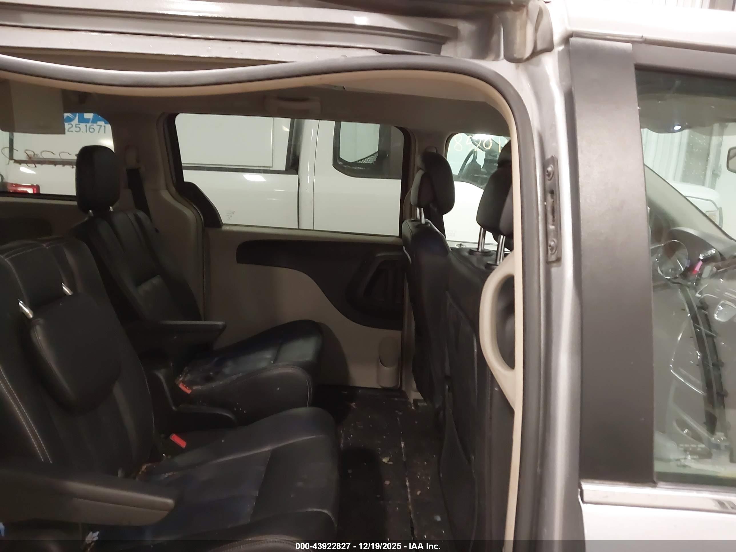 CHRYSLER TOWN image 8
