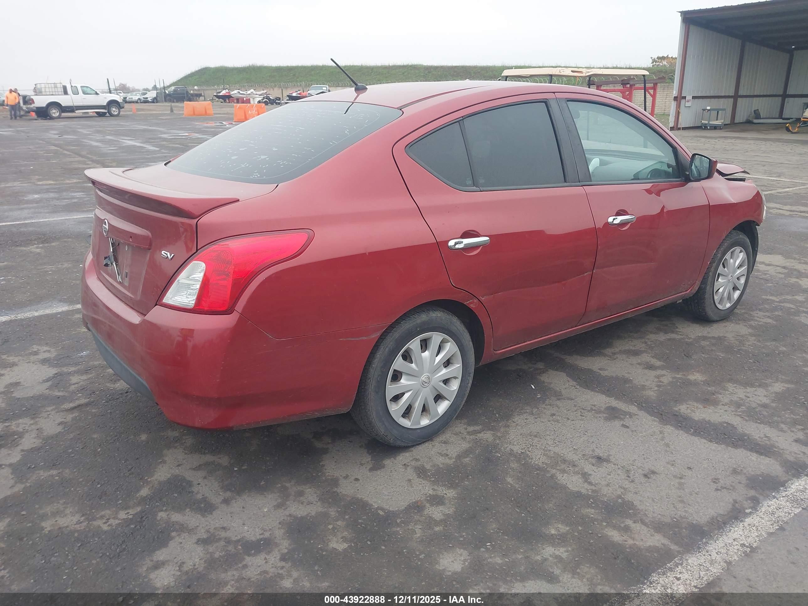 NISSAN VERSA image 4