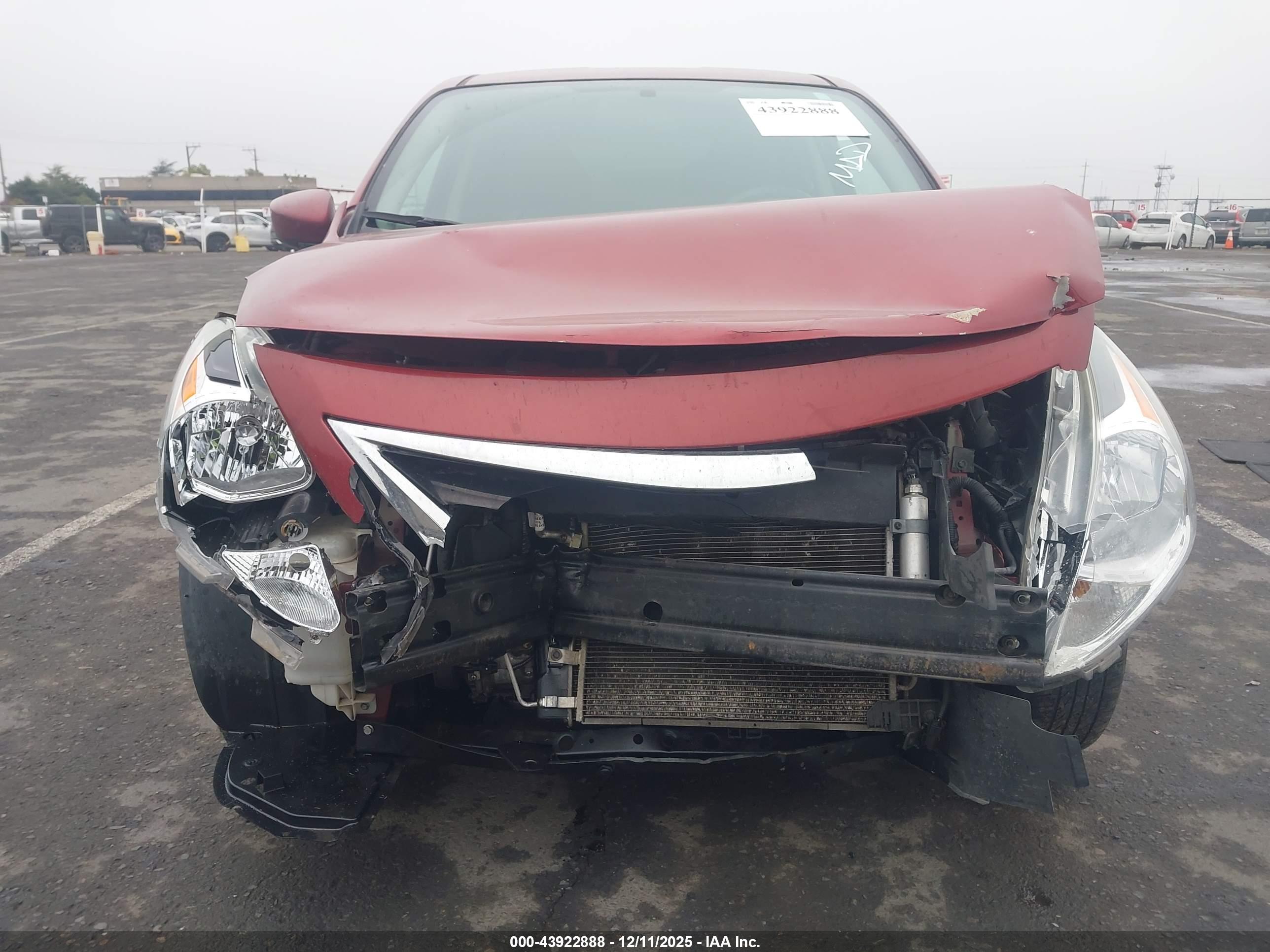 NISSAN VERSA image 6