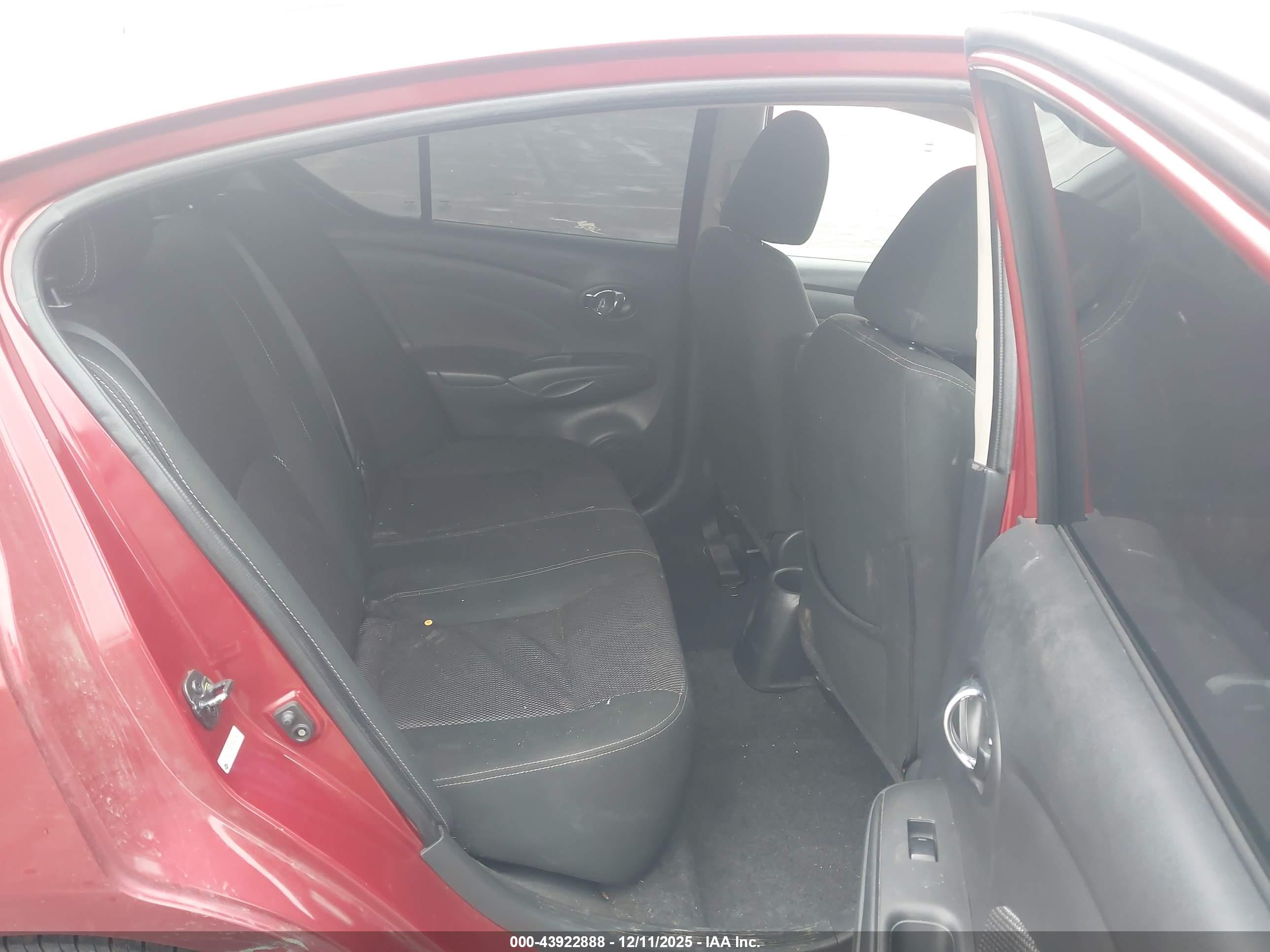 NISSAN VERSA image 8