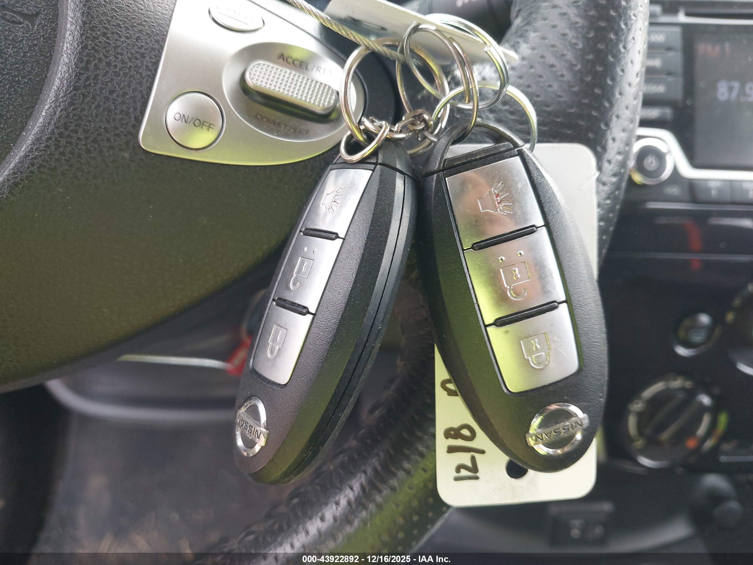 NISSAN VERSA image 11