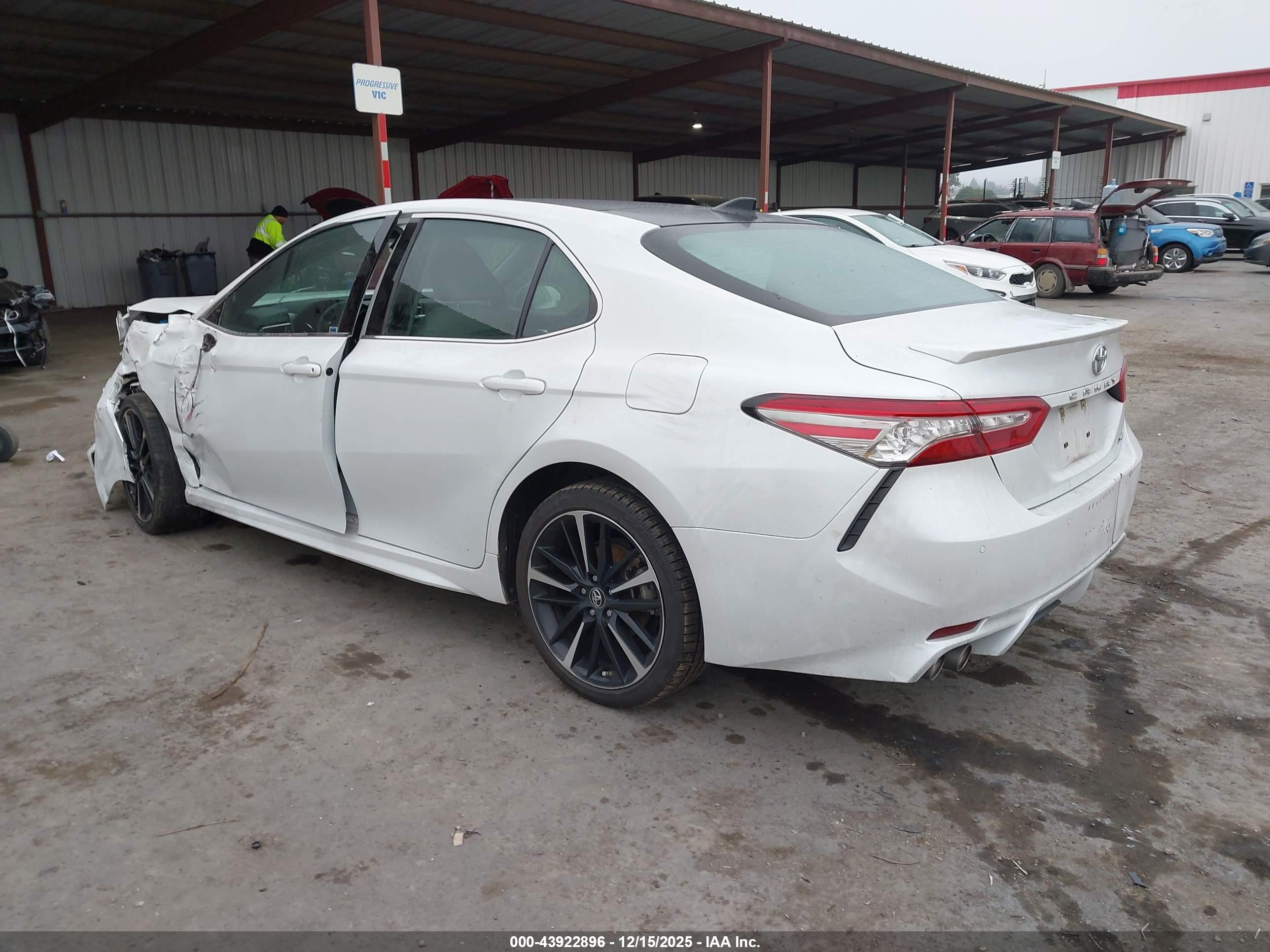 TOYOTA CAMRY image 3