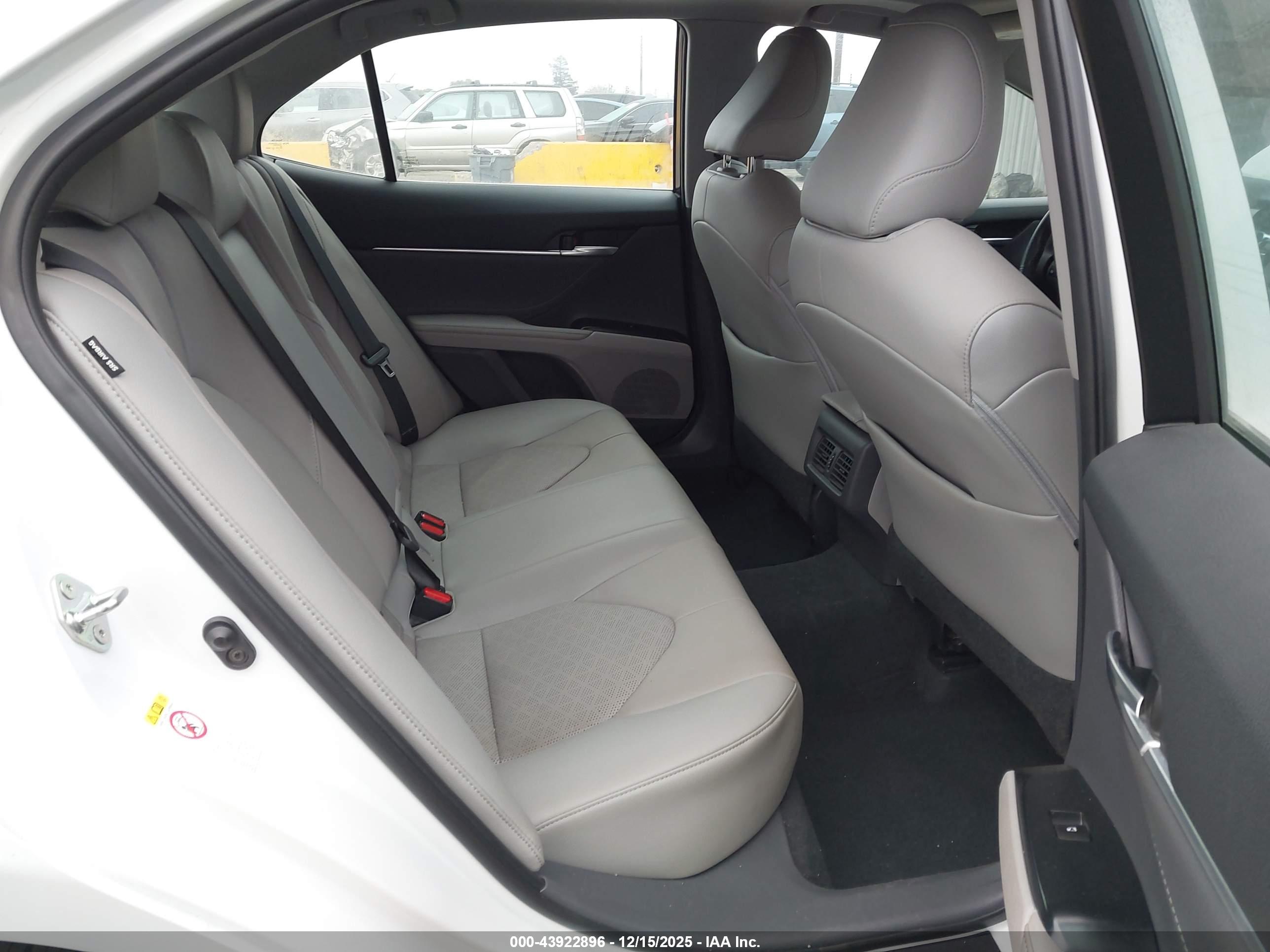 TOYOTA CAMRY image 8