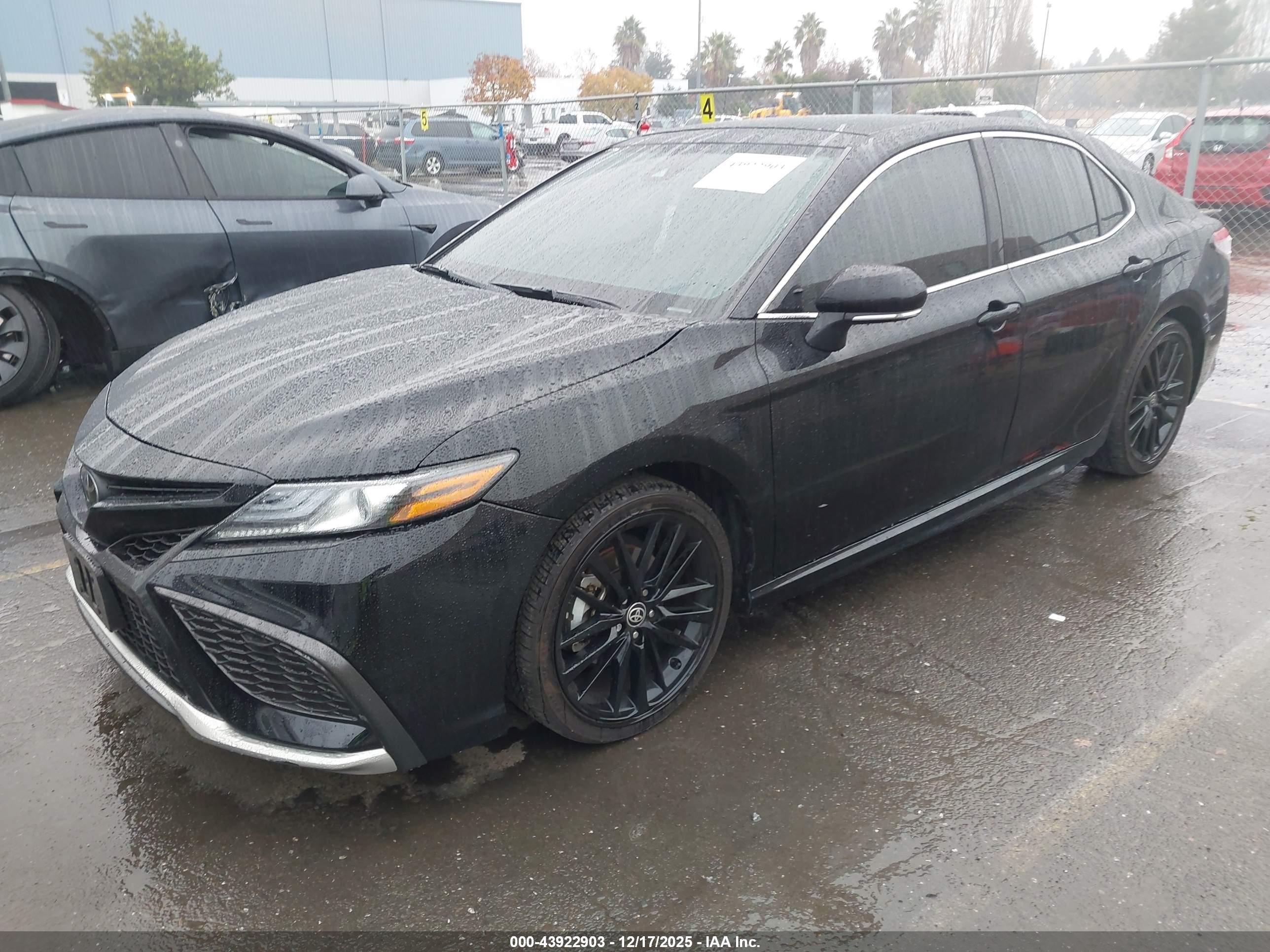TOYOTA CAMRY image 2