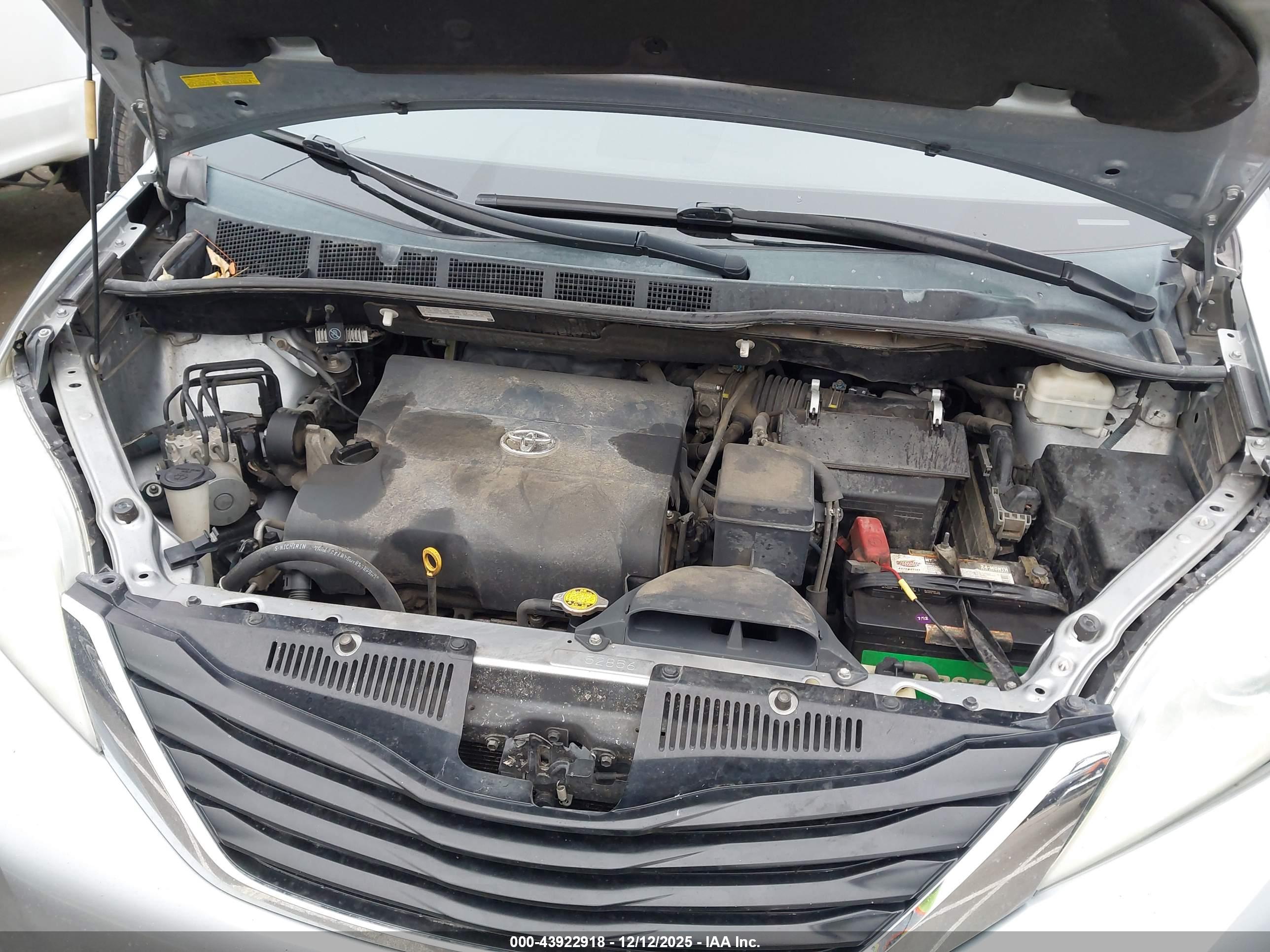 TOYOTA SIENNA image 10