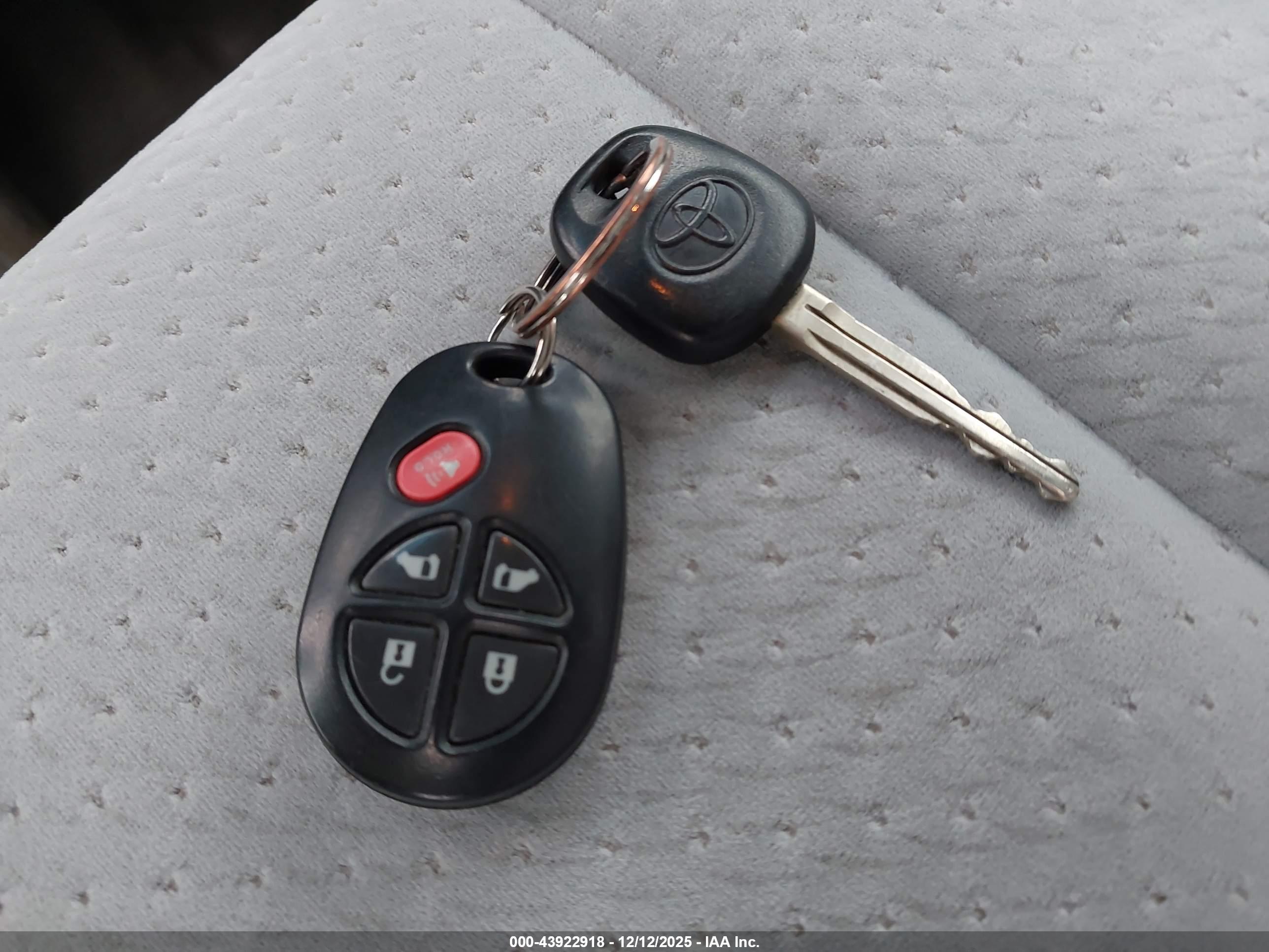 TOYOTA SIENNA image 11