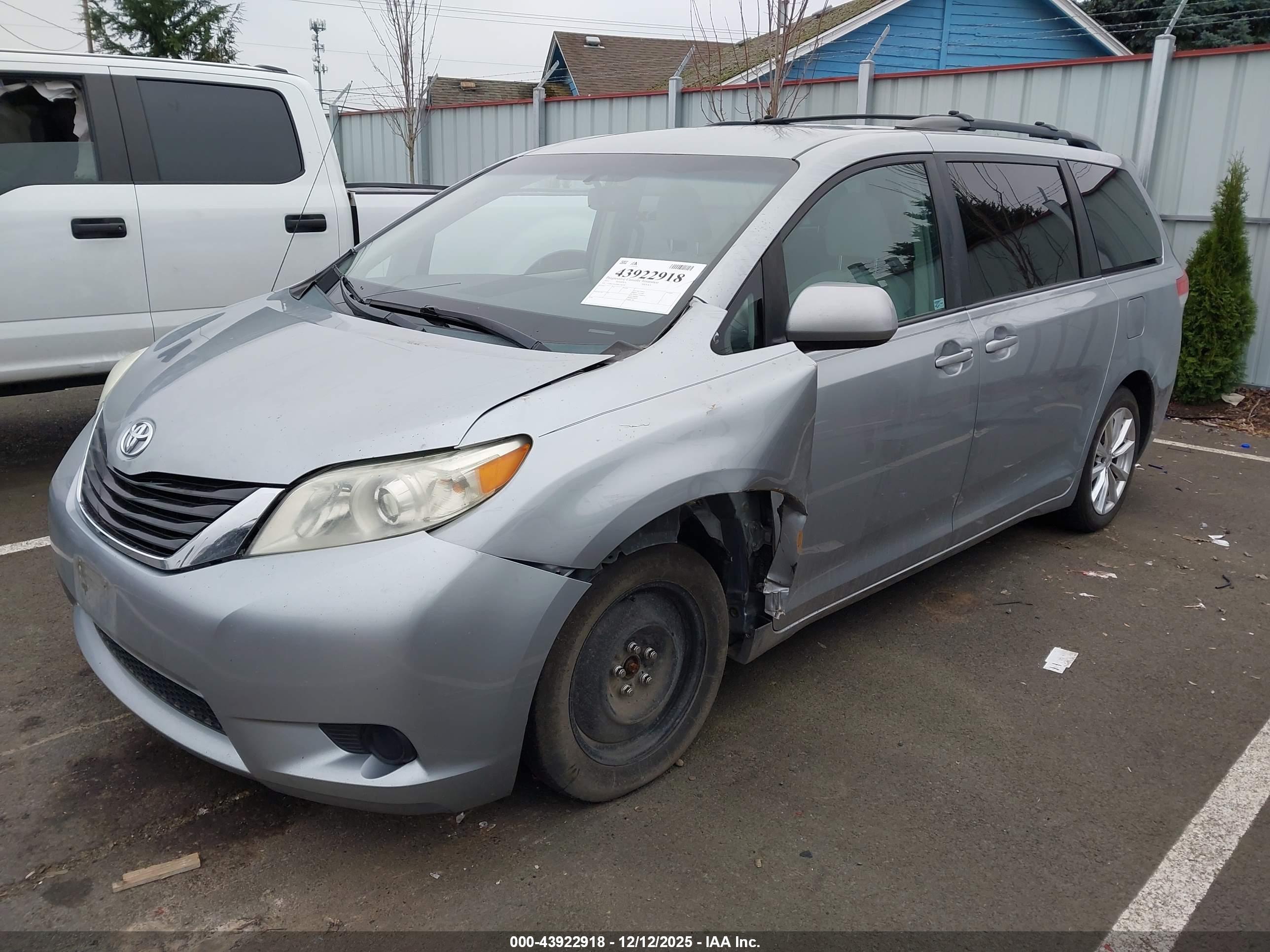 TOYOTA SIENNA image 2